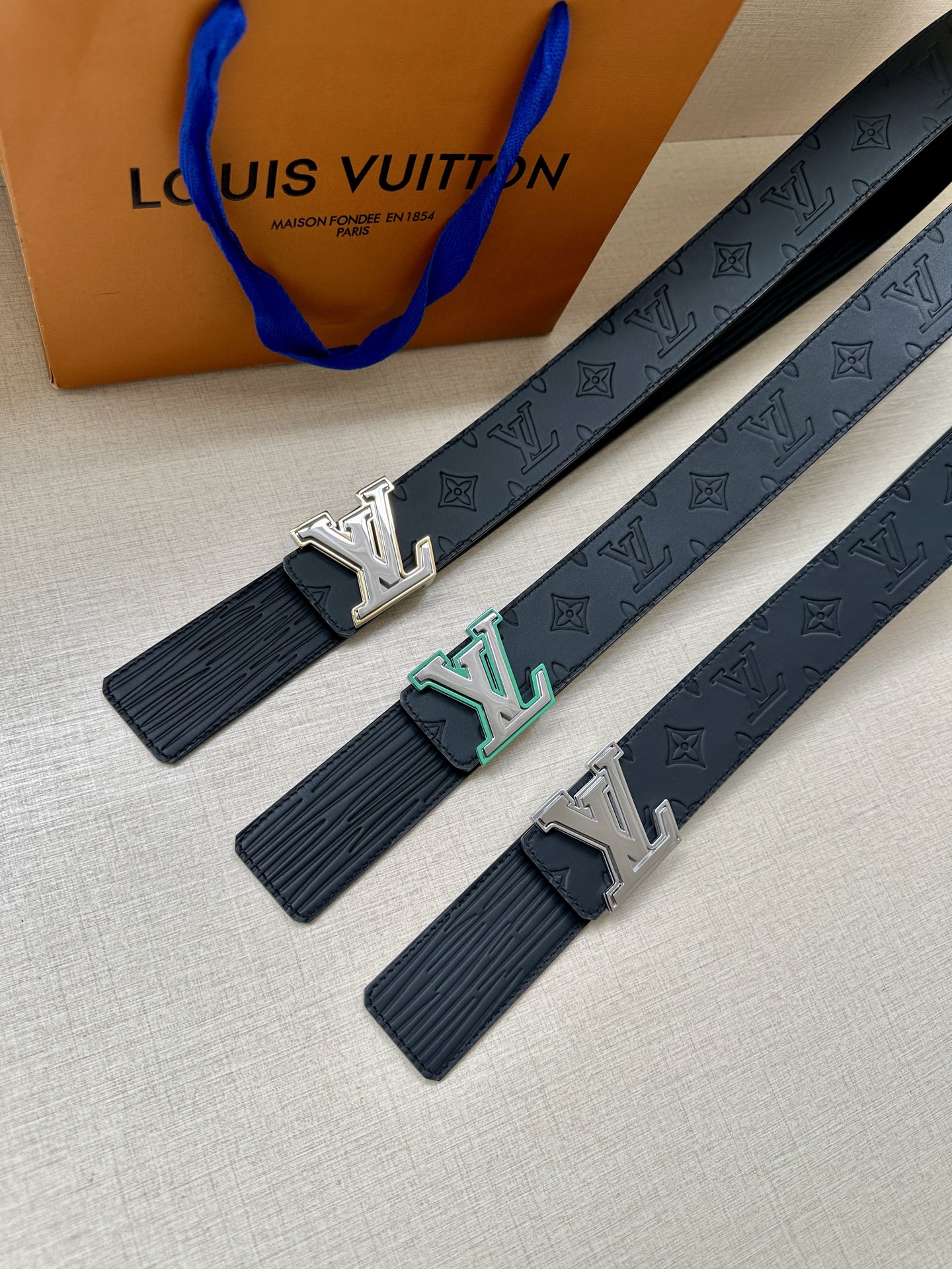 本季新款 LV印记4.0宽 可逆皮带为下班时的外观带来了新鲜的街头服饰精神