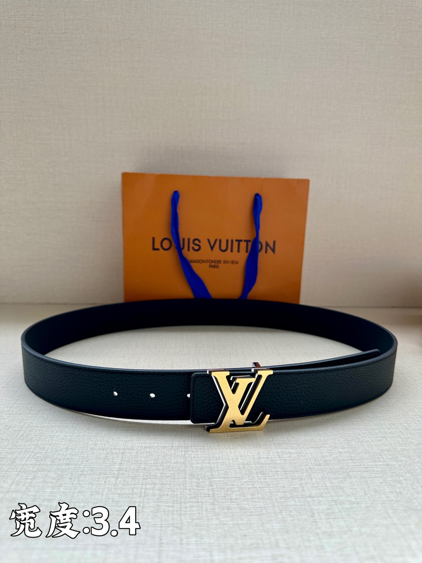 LV Aerogram 双面腰带LV Aerogram 搭扣占据中央 一面契合搭扣色彩