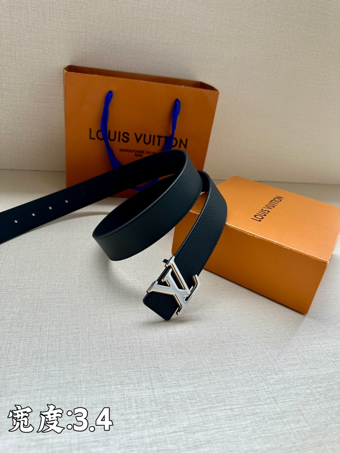 LV Aerogram 双面腰带LV Aerogram 搭扣占据中央 一面契合搭扣色彩