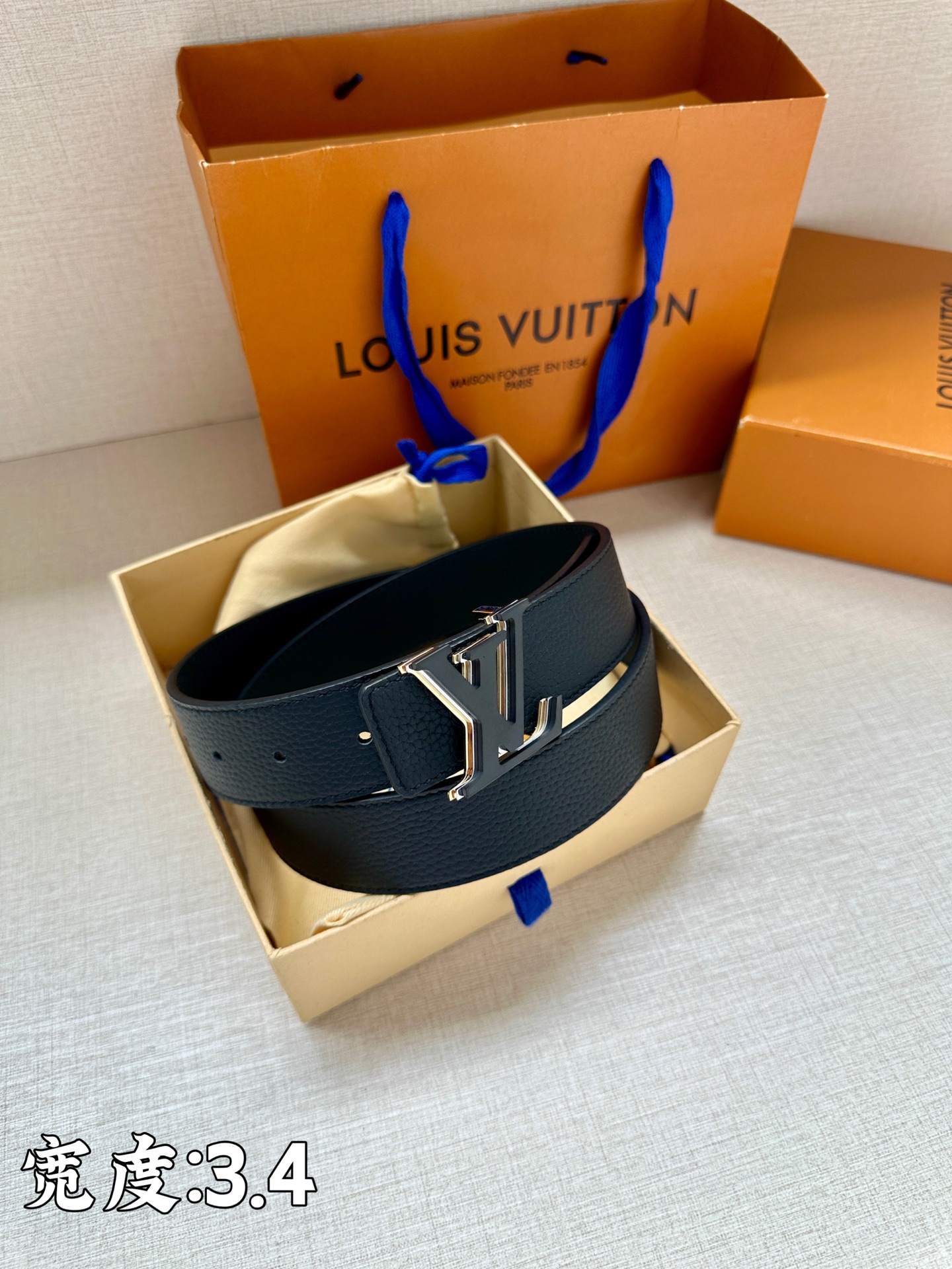 LV Aerogram 双面腰带LV Aerogram 搭扣占据中央 一面契合搭扣色彩