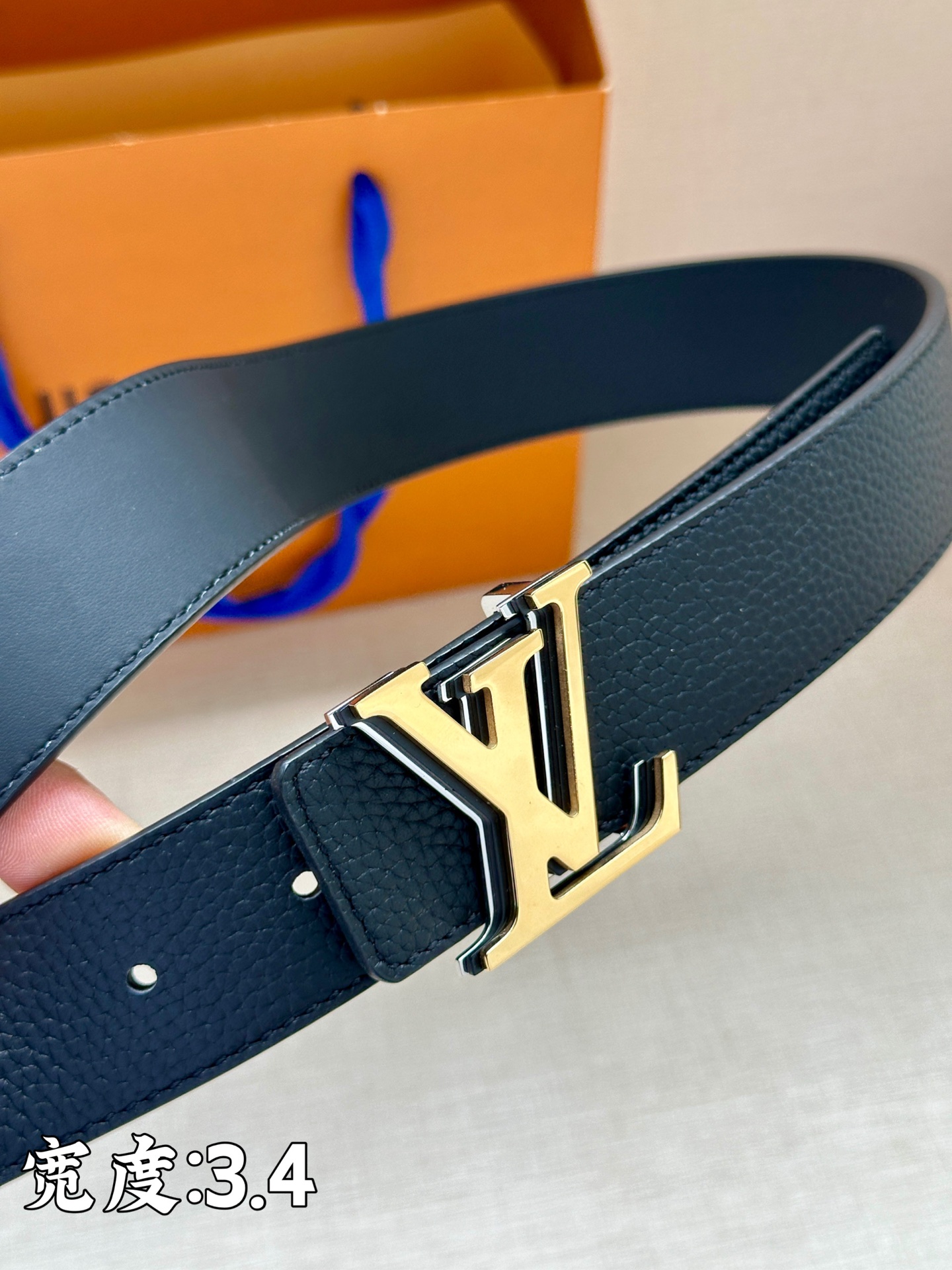 LV Aerogram 双面腰带LV Aerogram 搭扣占据中央 一面契合搭扣色彩