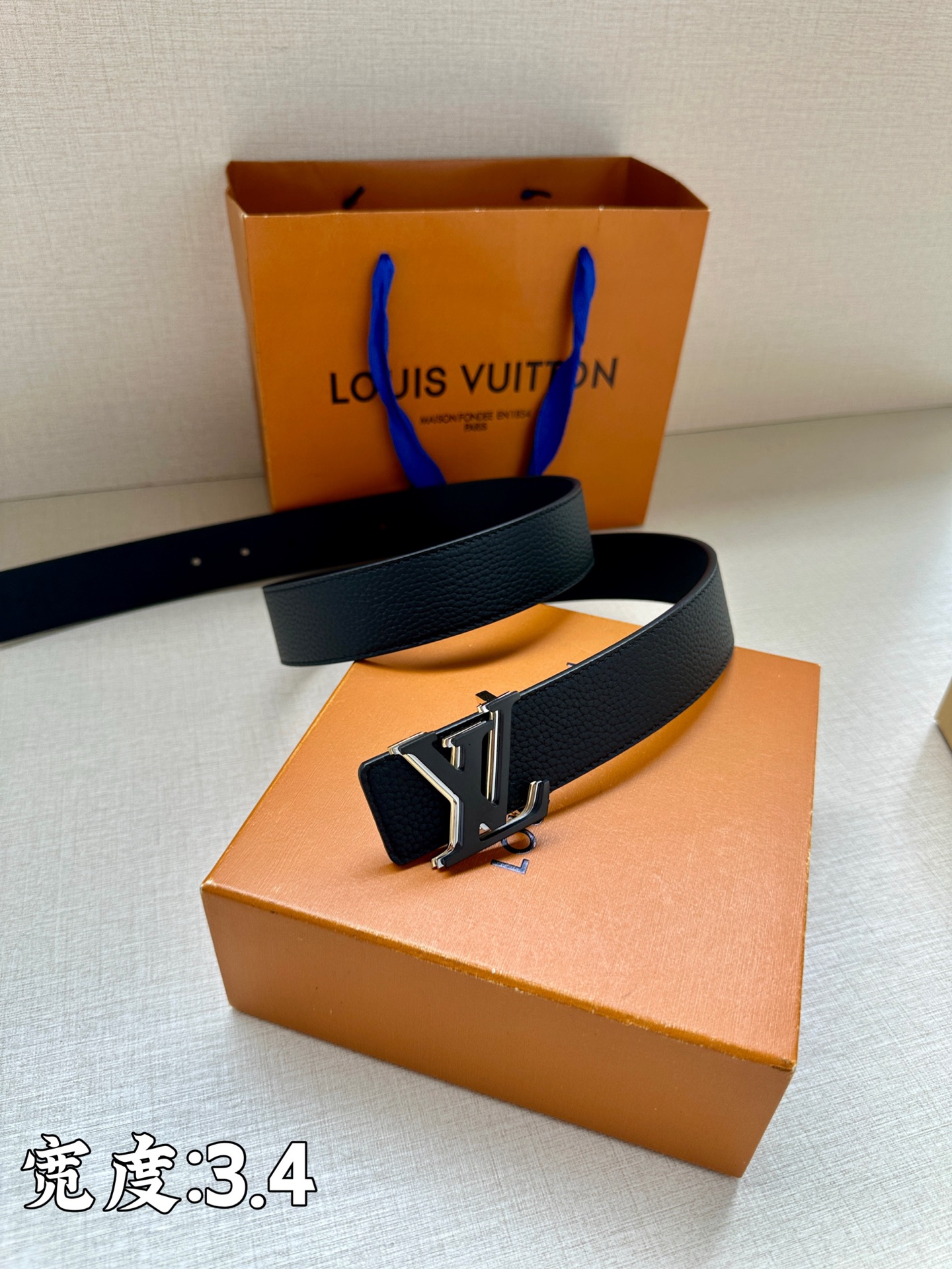 LV Aerogram 双面腰带LV Aerogram 搭扣占据中央 一面契合搭扣色彩