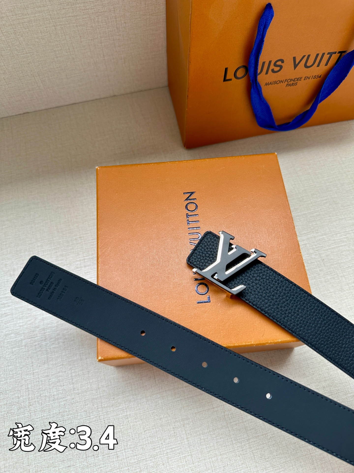 LV Aerogram 双面腰带LV Aerogram 搭扣占据中央 一面契合搭扣色彩