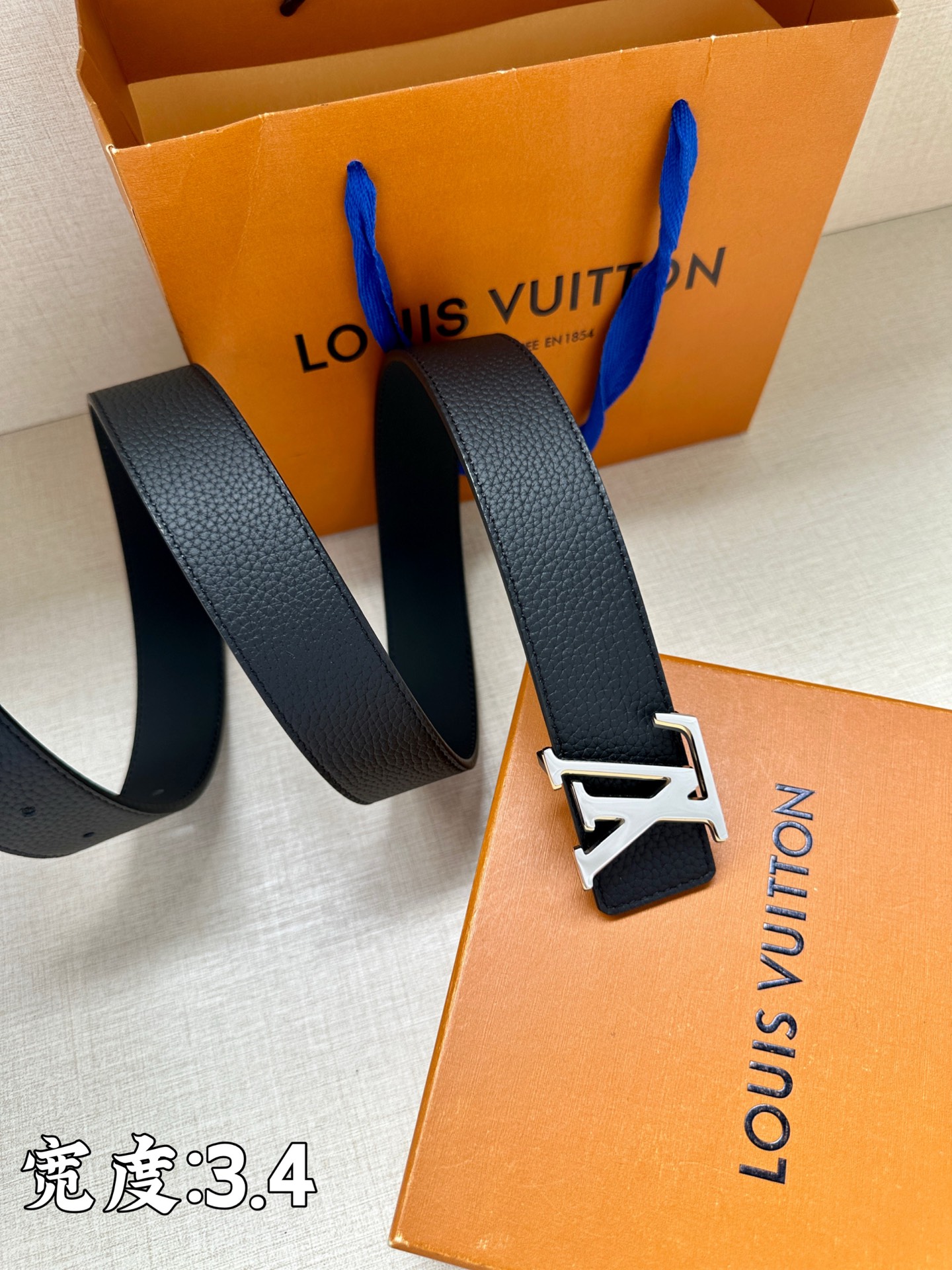 LV Aerogram 双面腰带LV Aerogram 搭扣占据中央 一面契合搭扣色彩
