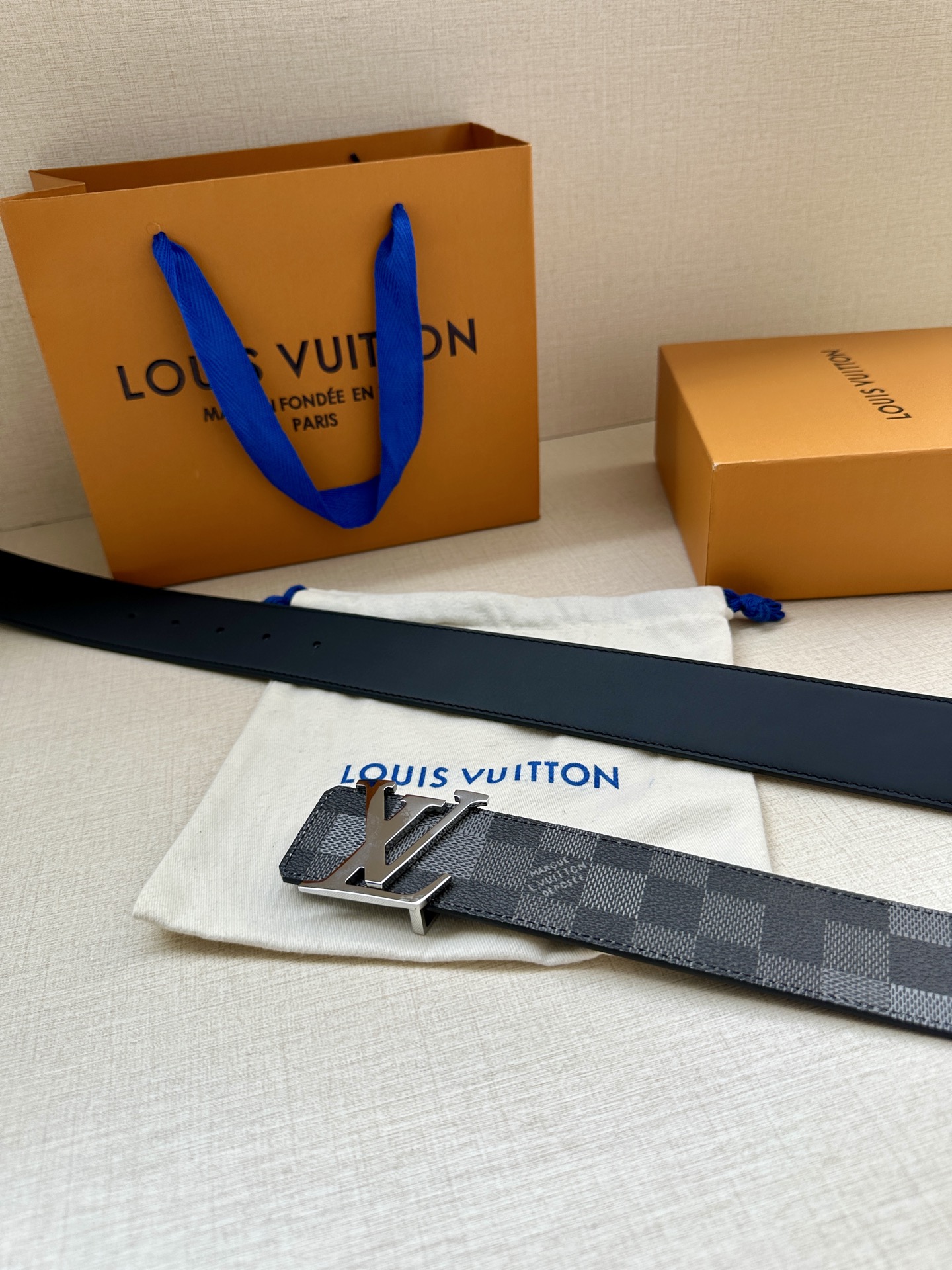 LV 4.0宽Initiales Damoflage 双面腰带 LV 字母搭扣