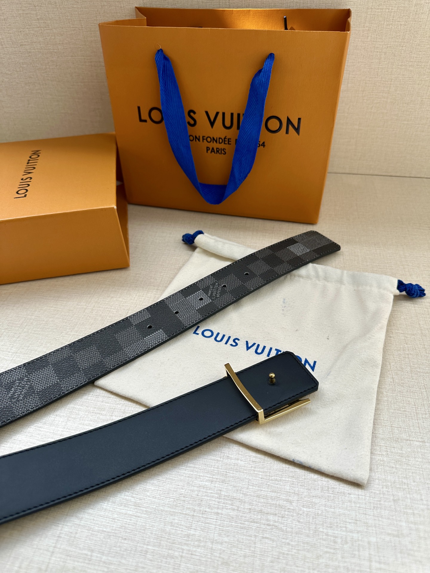 LV 4.0宽Initiales Damoflage 双面腰带 LV 字母搭扣