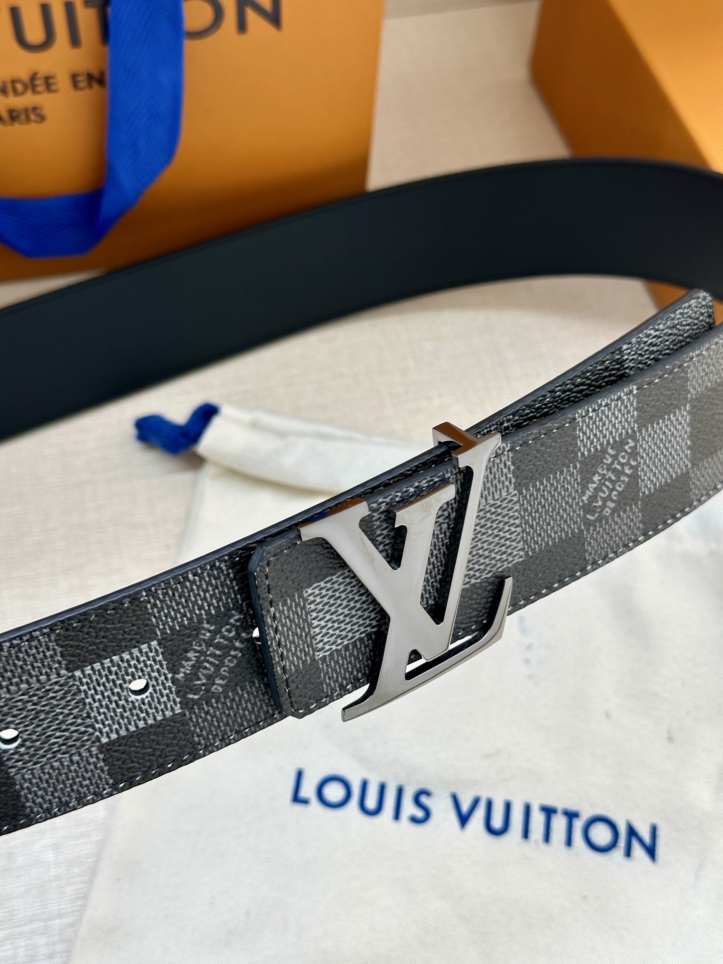 LV 4.0宽Initiales Damoflage 双面腰带 LV 字母搭扣