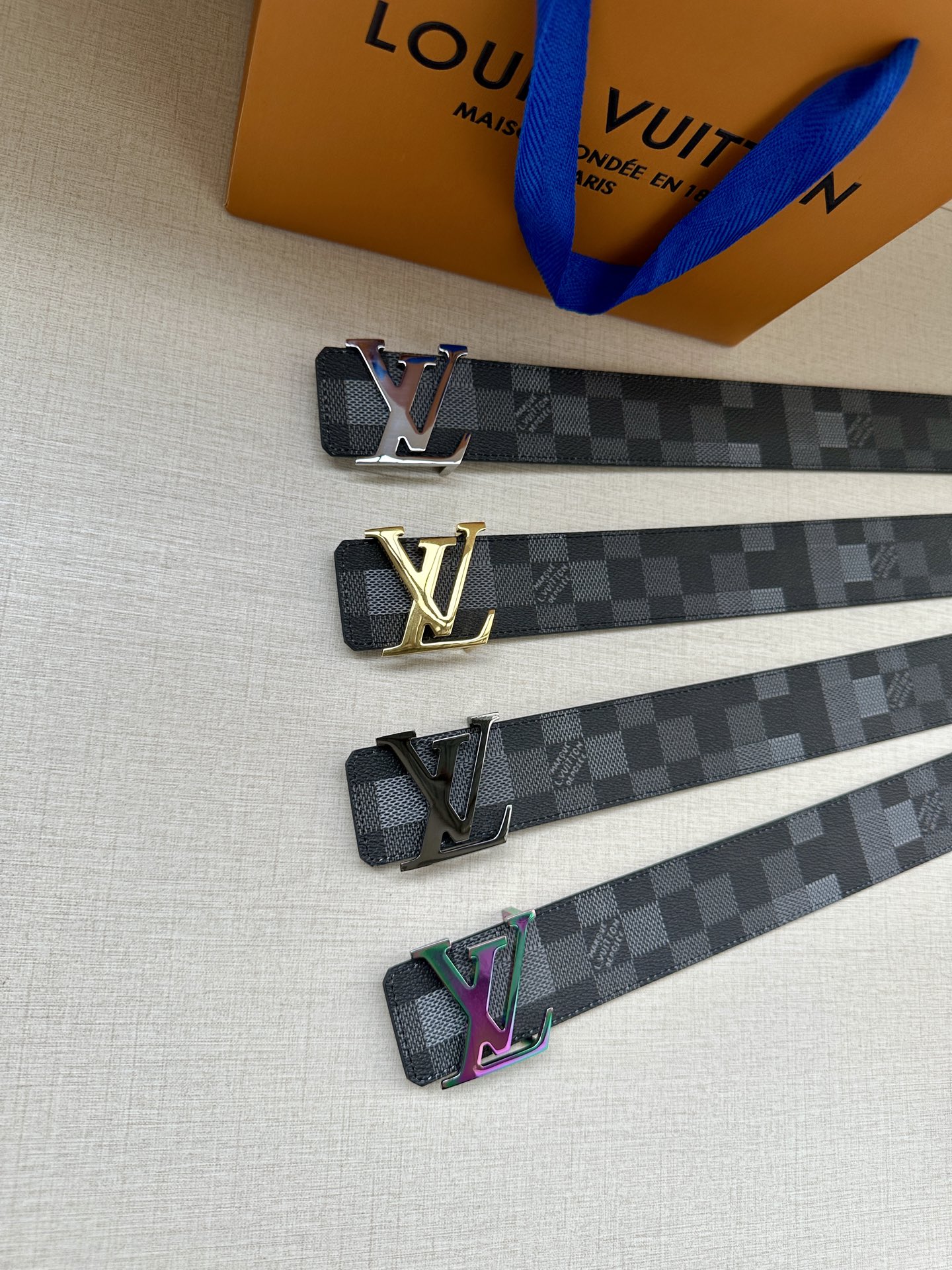 LV 4.0宽Initiales Damoflage 双面腰带 LV 字母搭扣
