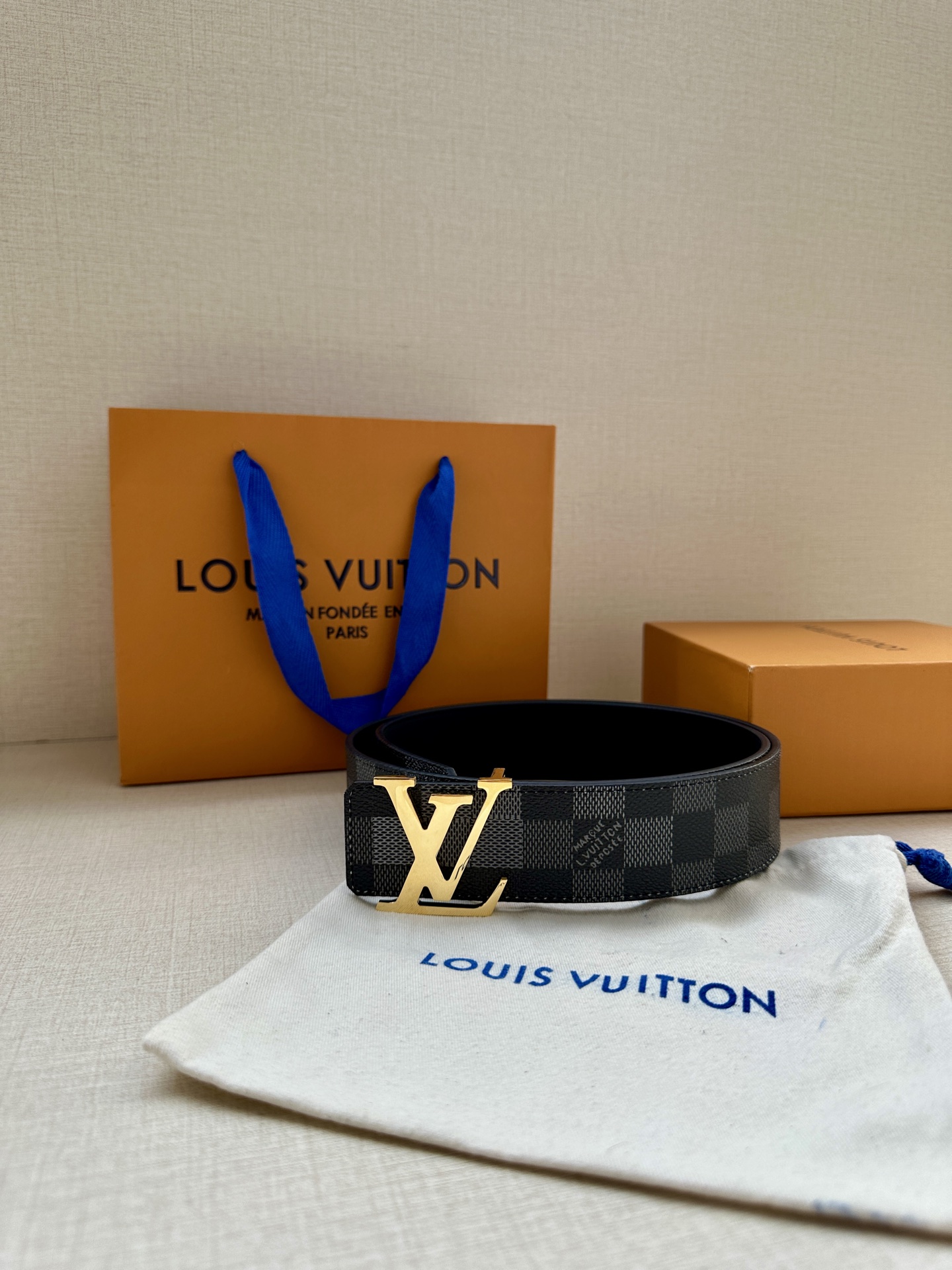LV 4.0宽Initiales Damoflage 双面腰带 LV 字母搭扣