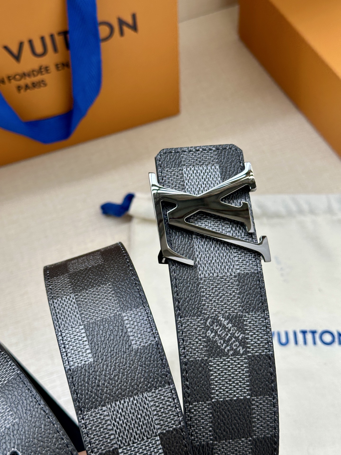 LV 4.0宽Initiales Damoflage 双面腰带 LV 字母搭扣