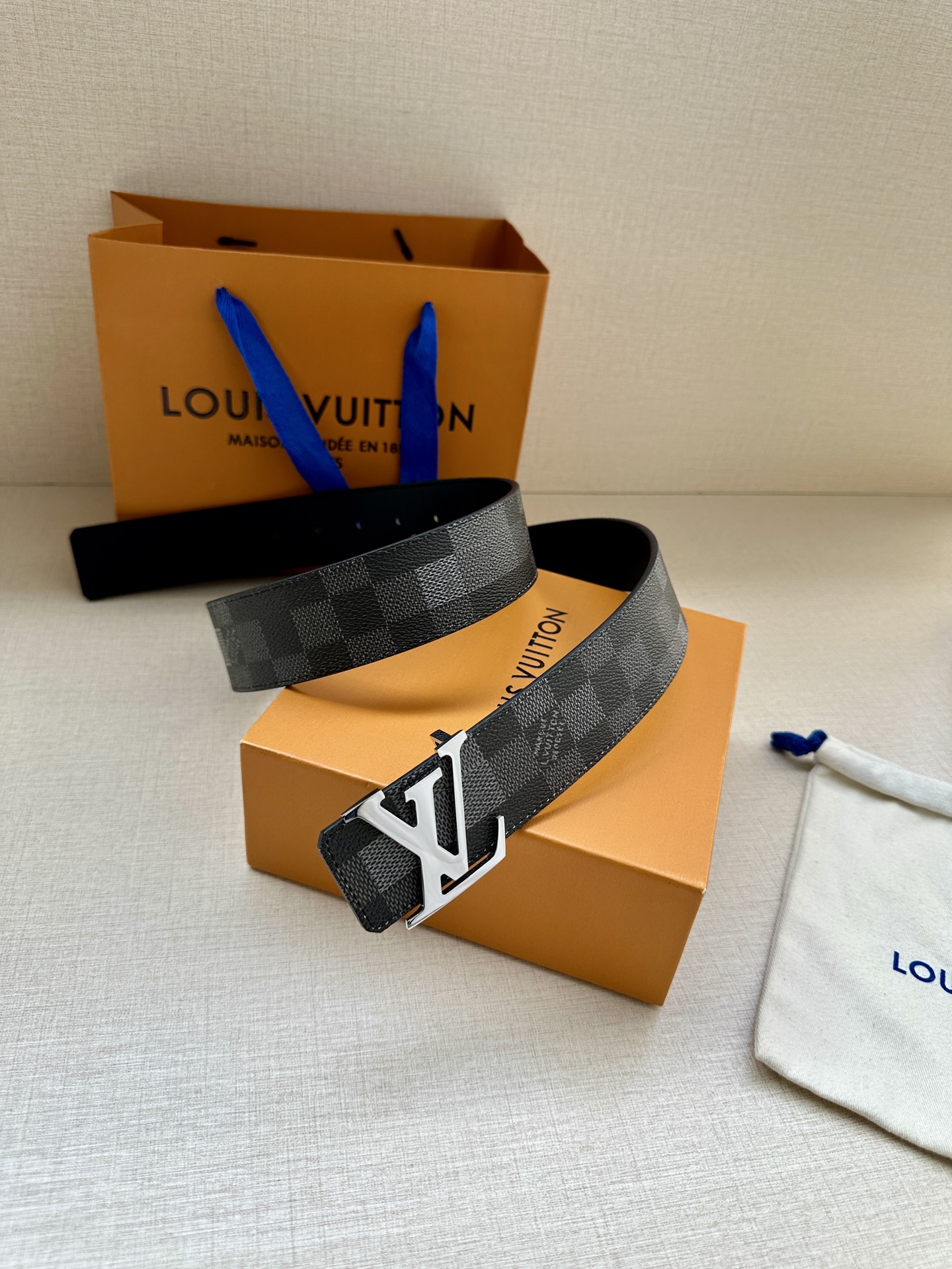 LV 4.0宽Initiales Damoflage 双面腰带 LV 字母搭扣