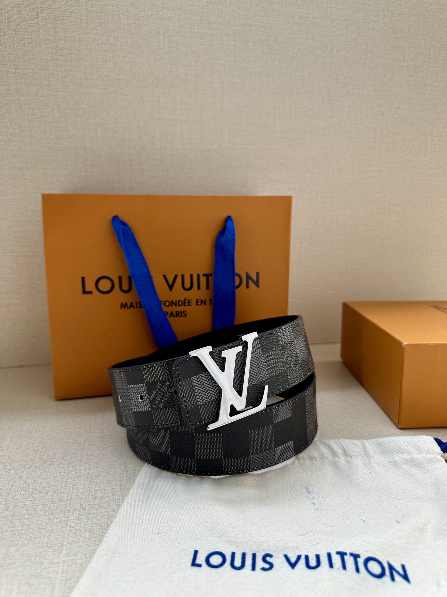 LV 4.0宽Initiales Damoflage 双面腰带 LV 字母搭扣