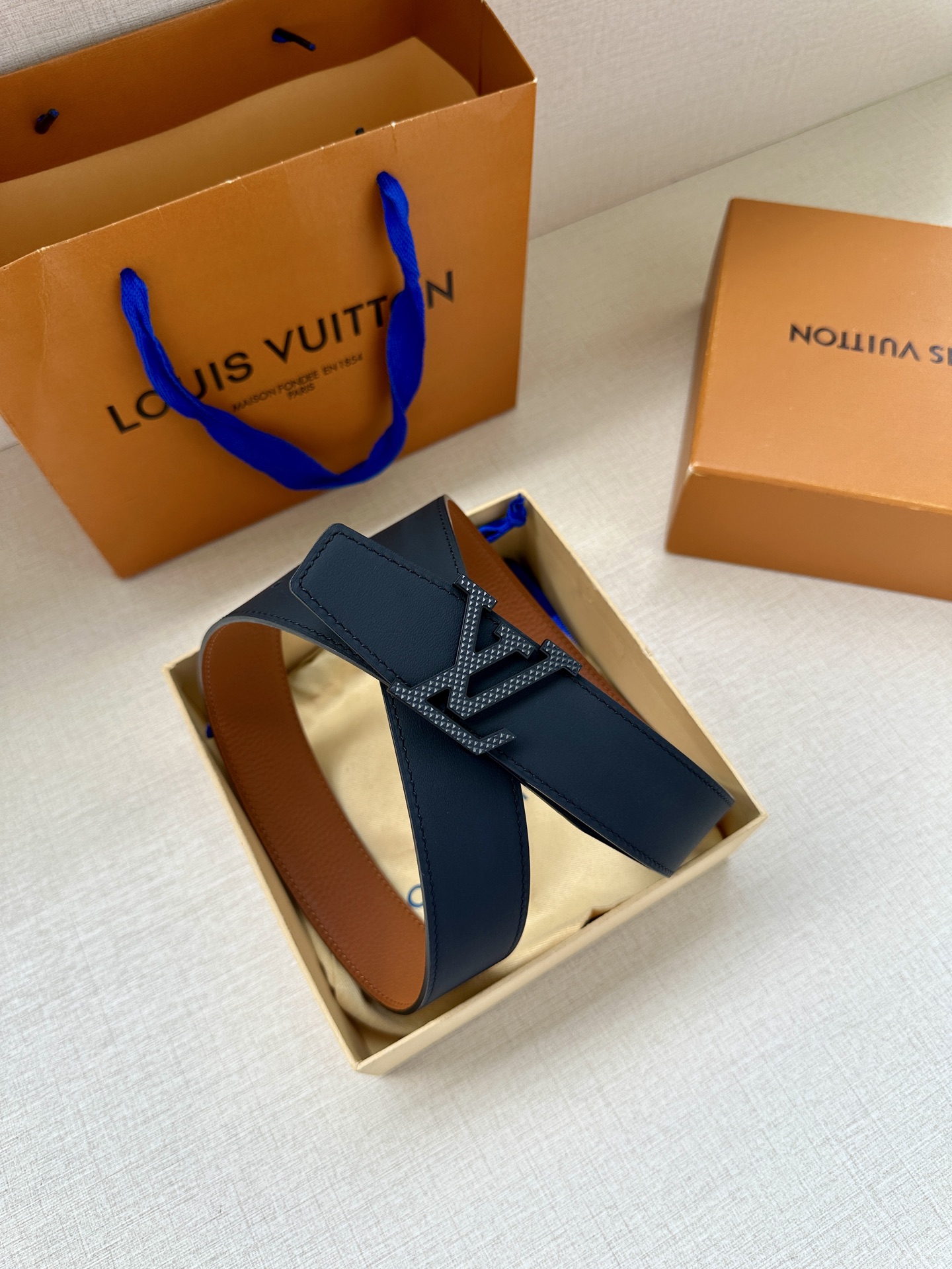 LV Heritage 双面腰带3.4宽 选取粒面皮革和纳帕皮革