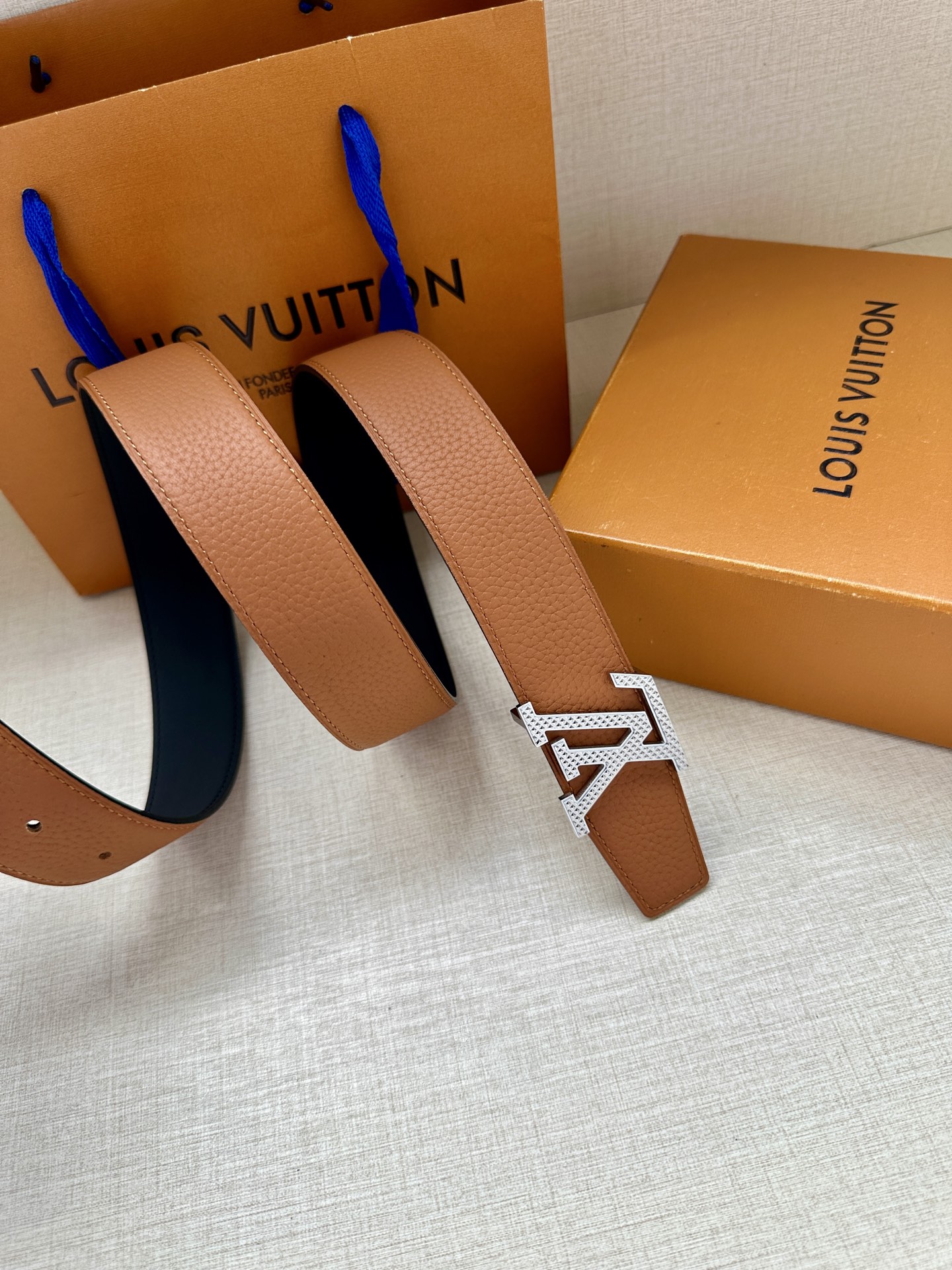 LV Heritage 双面腰带3.4宽 选取粒面皮革和纳帕皮革