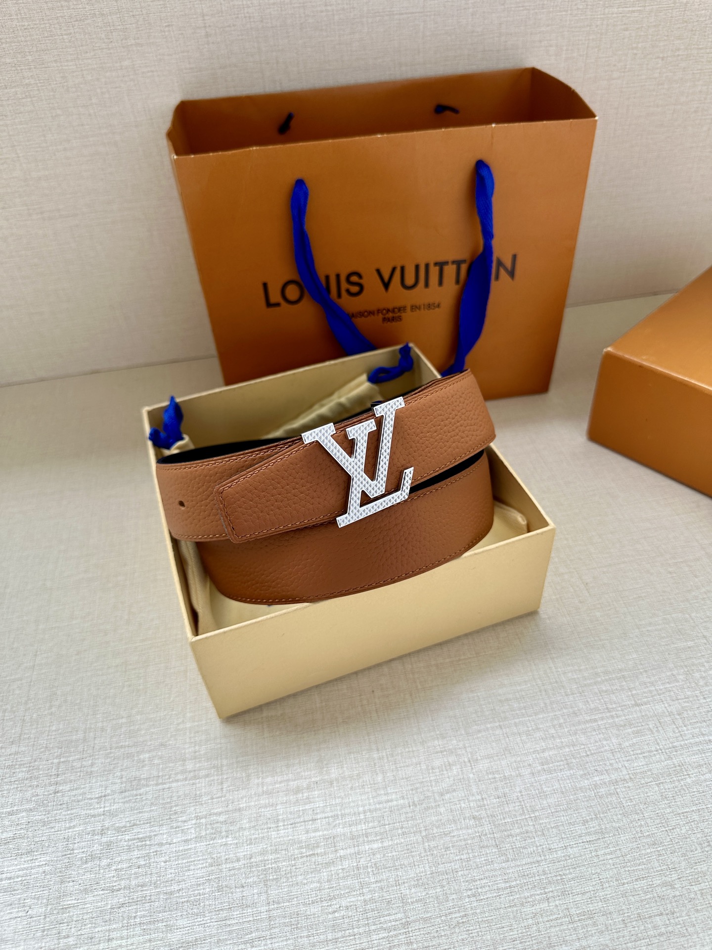 LV Heritage 双面腰带3.4宽 选取粒面皮革和纳帕皮革