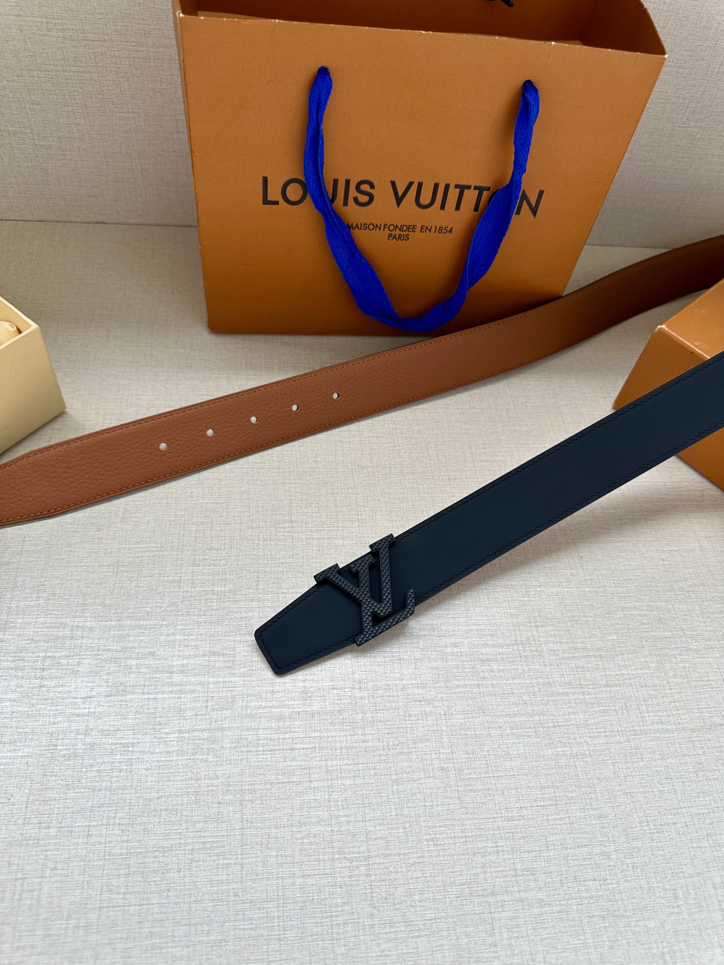 LV Heritage 双面腰带3.4宽 选取粒面皮革和纳帕皮革