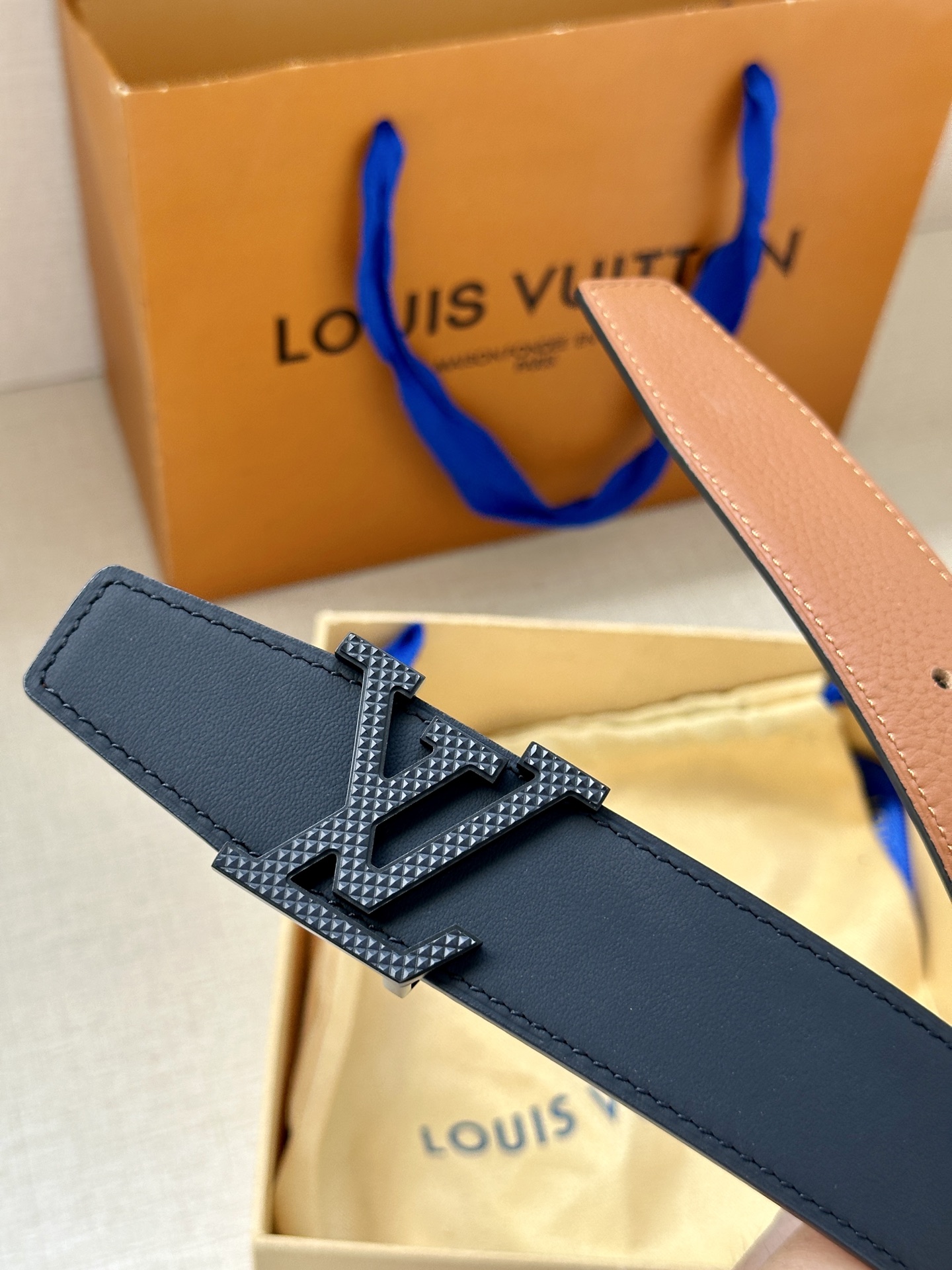 LV Heritage 双面腰带3.4宽 选取粒面皮革和纳帕皮革