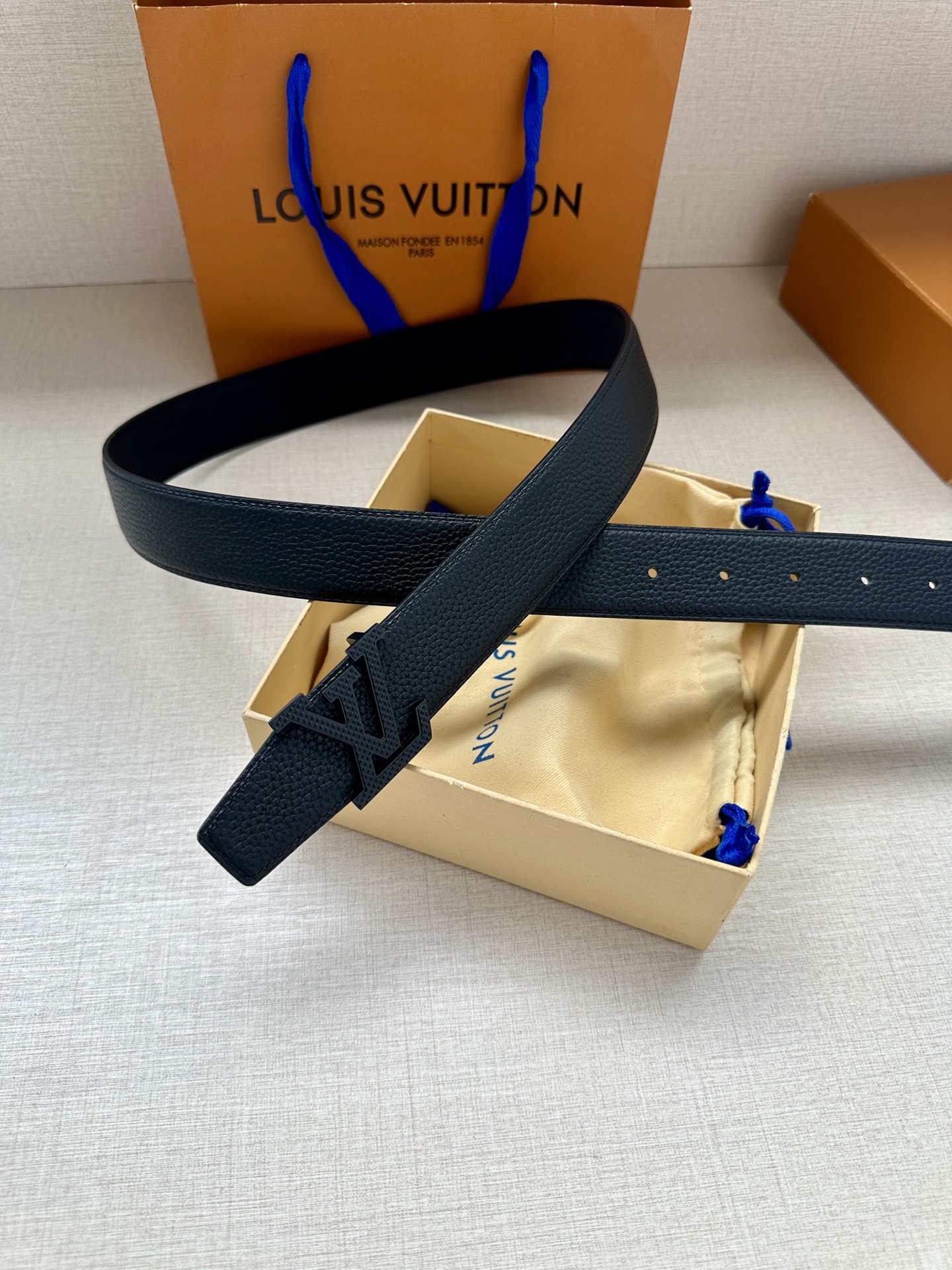 LV Heritage 双面腰带3.4宽 选取粒面皮革和纳帕皮革