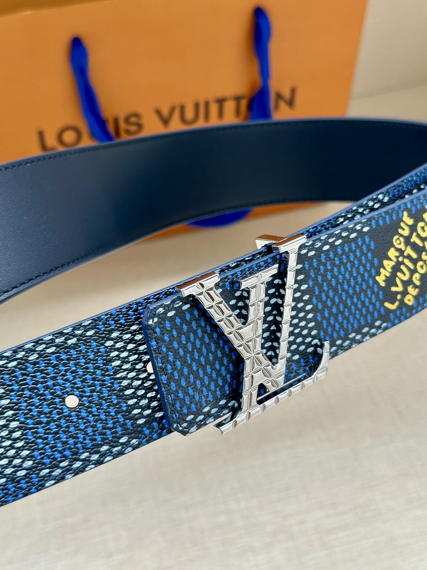 4.0宽 本款 LV Initials 双面腰带凝聚 Pharrell Williams 对典藏设计的灵感探索