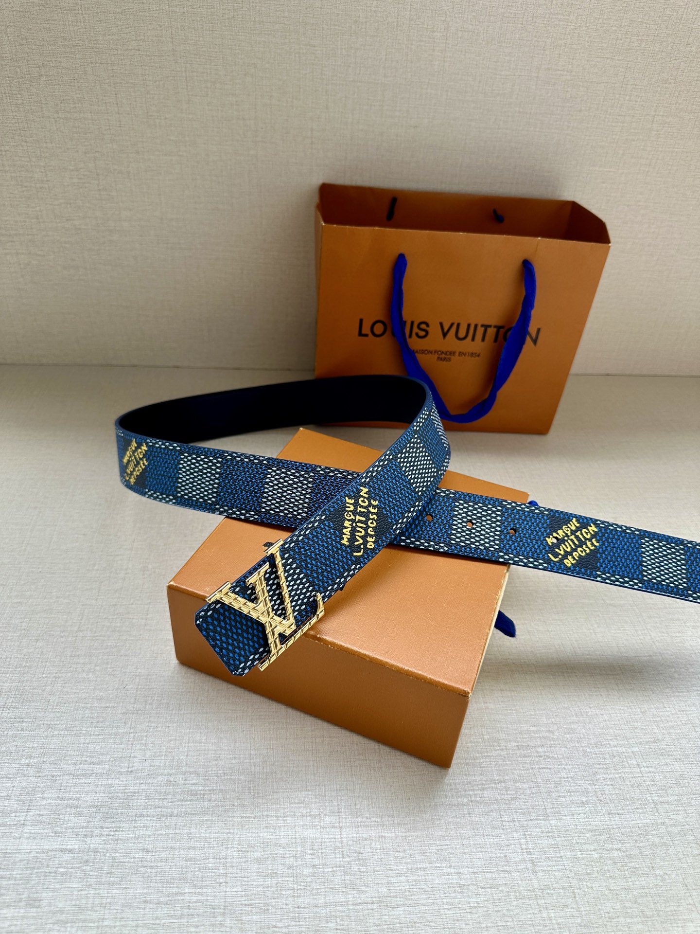 4.0宽 本款 LV Initials 双面腰带凝聚 Pharrell Williams 对典藏设计的灵感探索