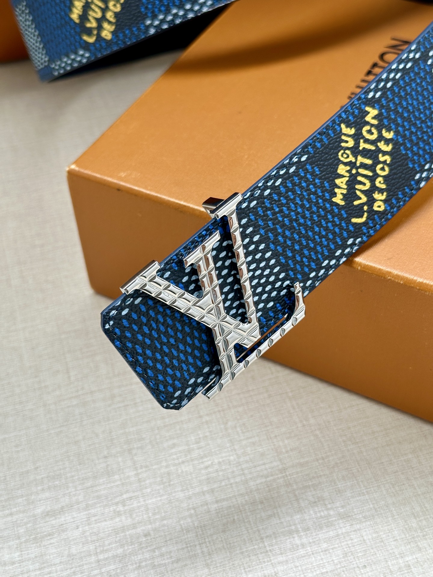 4.0宽 本款 LV Initials 双面腰带凝聚 Pharrell Williams 对典藏设计的灵感探索