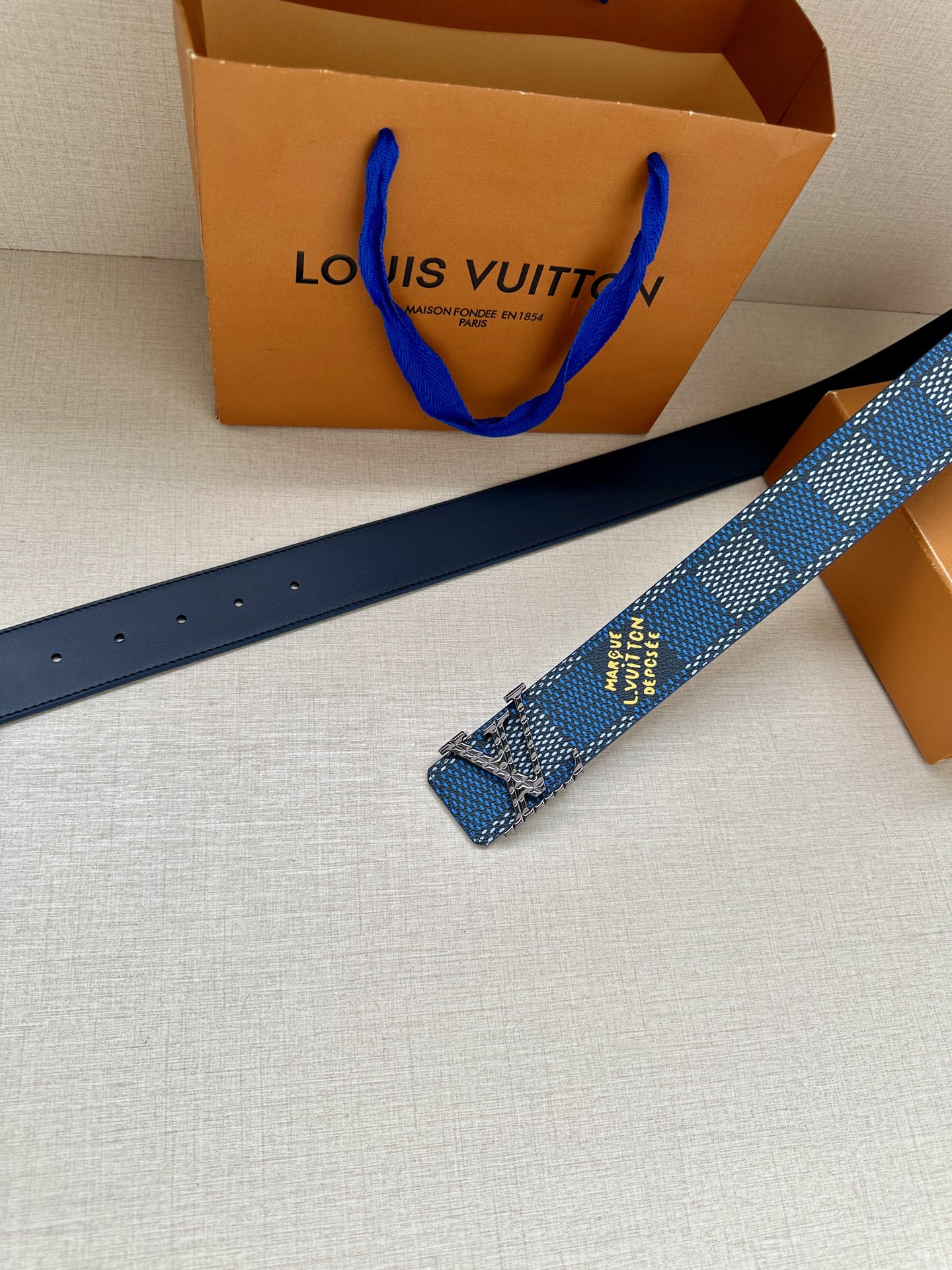 4.0宽 本款 LV Initials 双面腰带凝聚 Pharrell Williams 对典藏设计的灵感探索