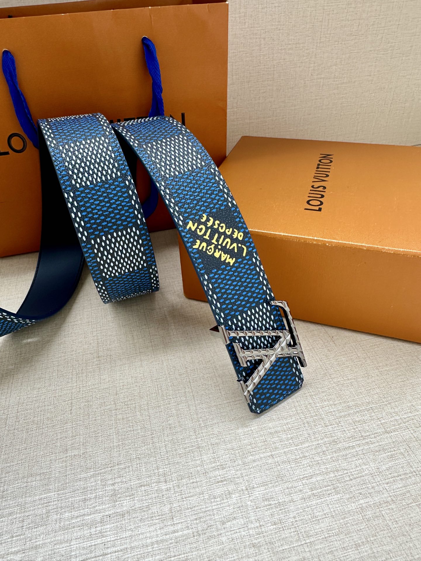 4.0宽 本款 LV Initials 双面腰带凝聚 Pharrell Williams 对典藏设计的灵感探索