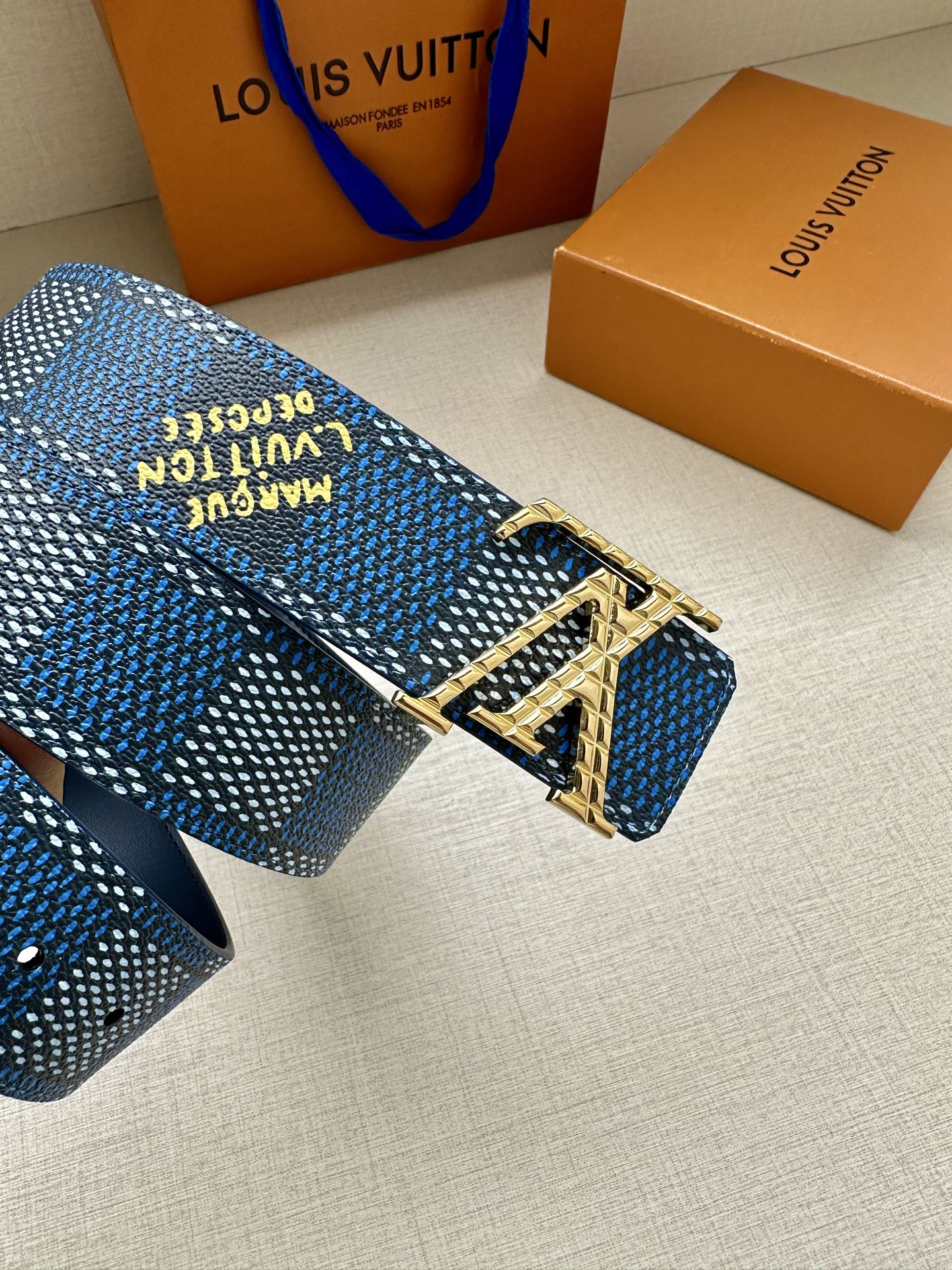 4.0宽 本款 LV Initials 双面腰带凝聚 Pharrell Williams 对典藏设计的灵感探索