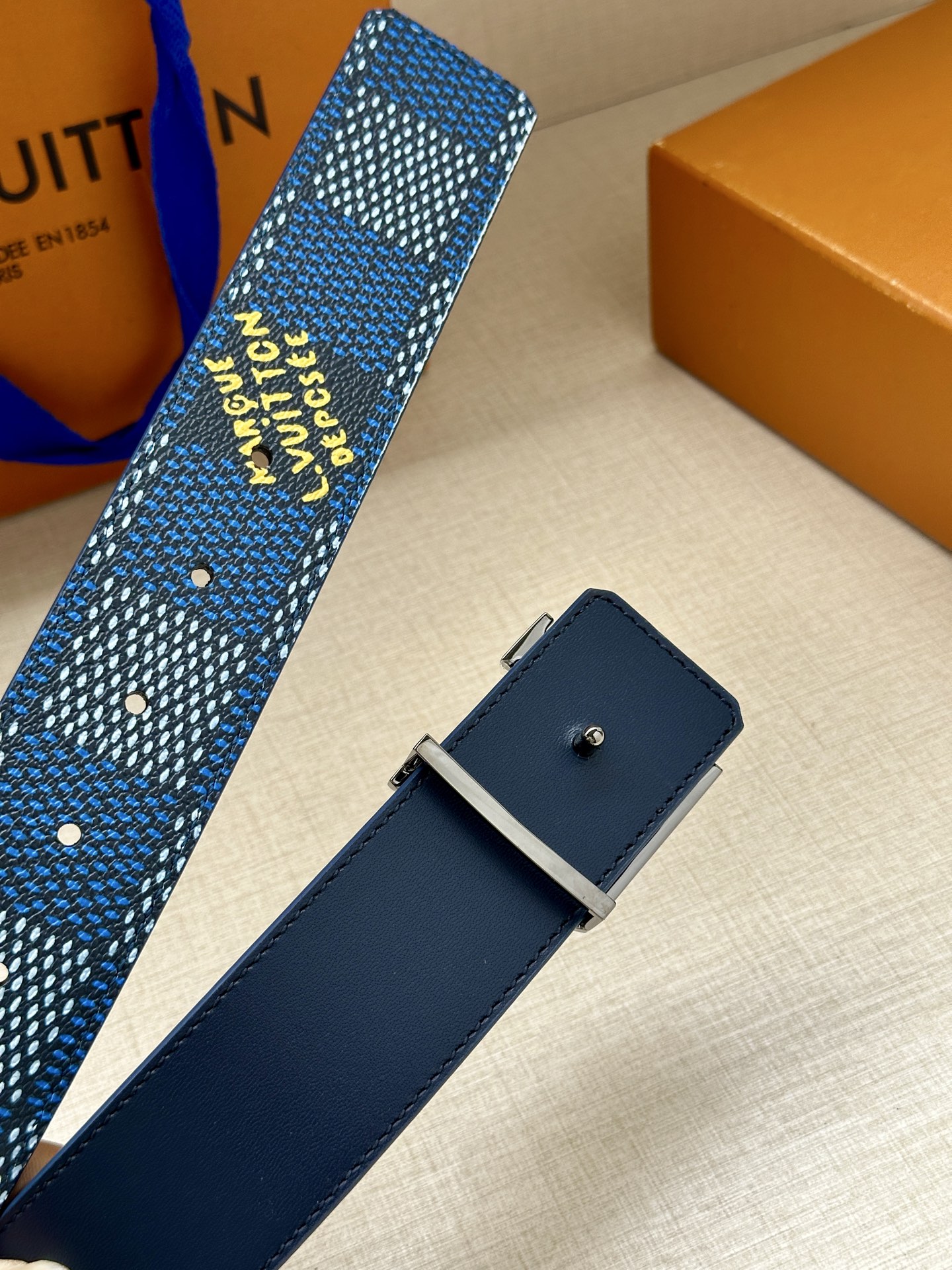 4.0宽 本款 LV Initials 双面腰带凝聚 Pharrell Williams 对典藏设计的灵感探索