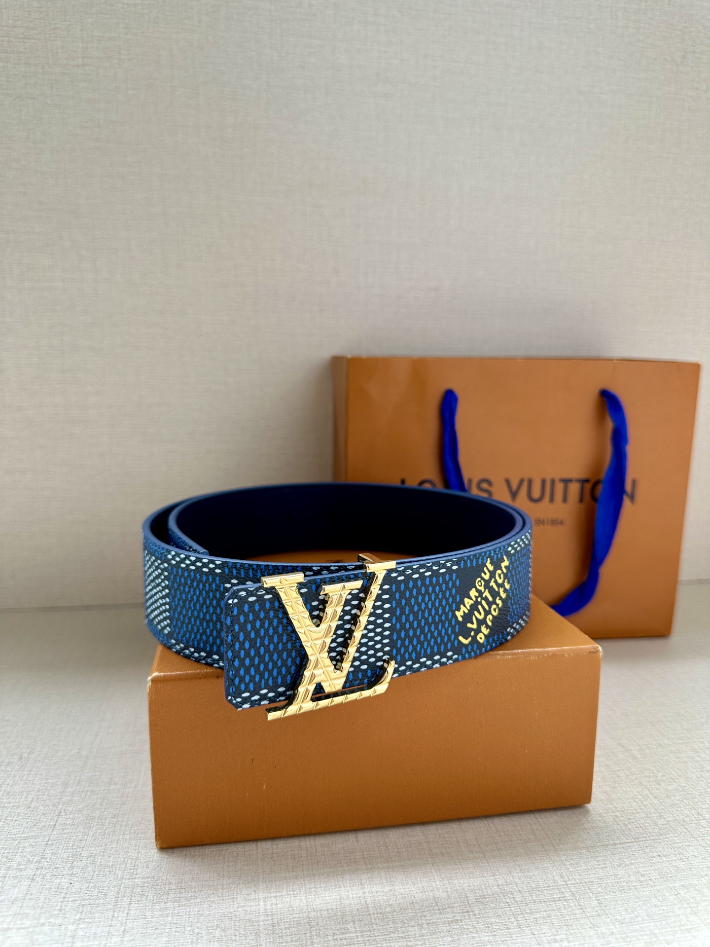 4.0宽 本款 LV Initials 双面腰带凝聚 Pharrell Williams 对典藏设计的灵感探索