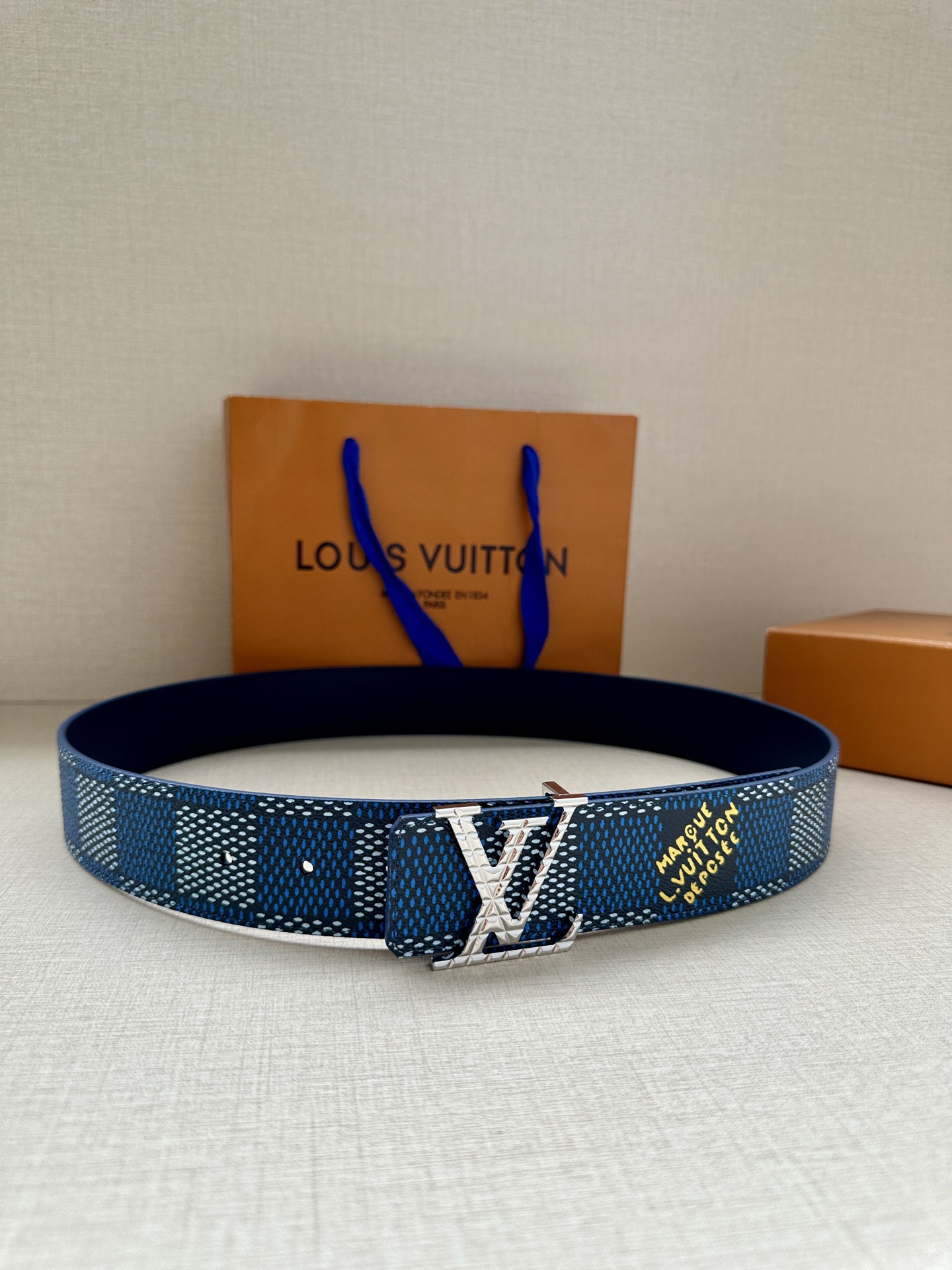 4.0宽 本款 LV Initials 双面腰带凝聚 Pharrell Williams 对典藏设计的灵感探索