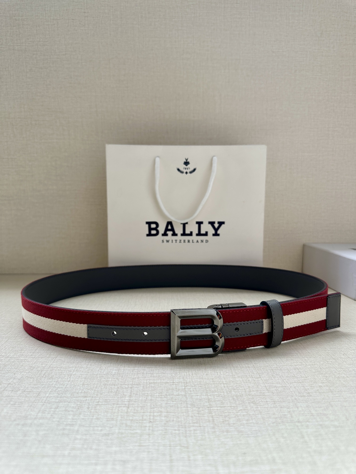 YJ【配包装】BALLY(巴利) 专柜同款 宽.这款选用面皮搭布条 反面进口牛皮精制而成 正面金属搭扣，简约百搭 可调式长度可轻松匹配完美