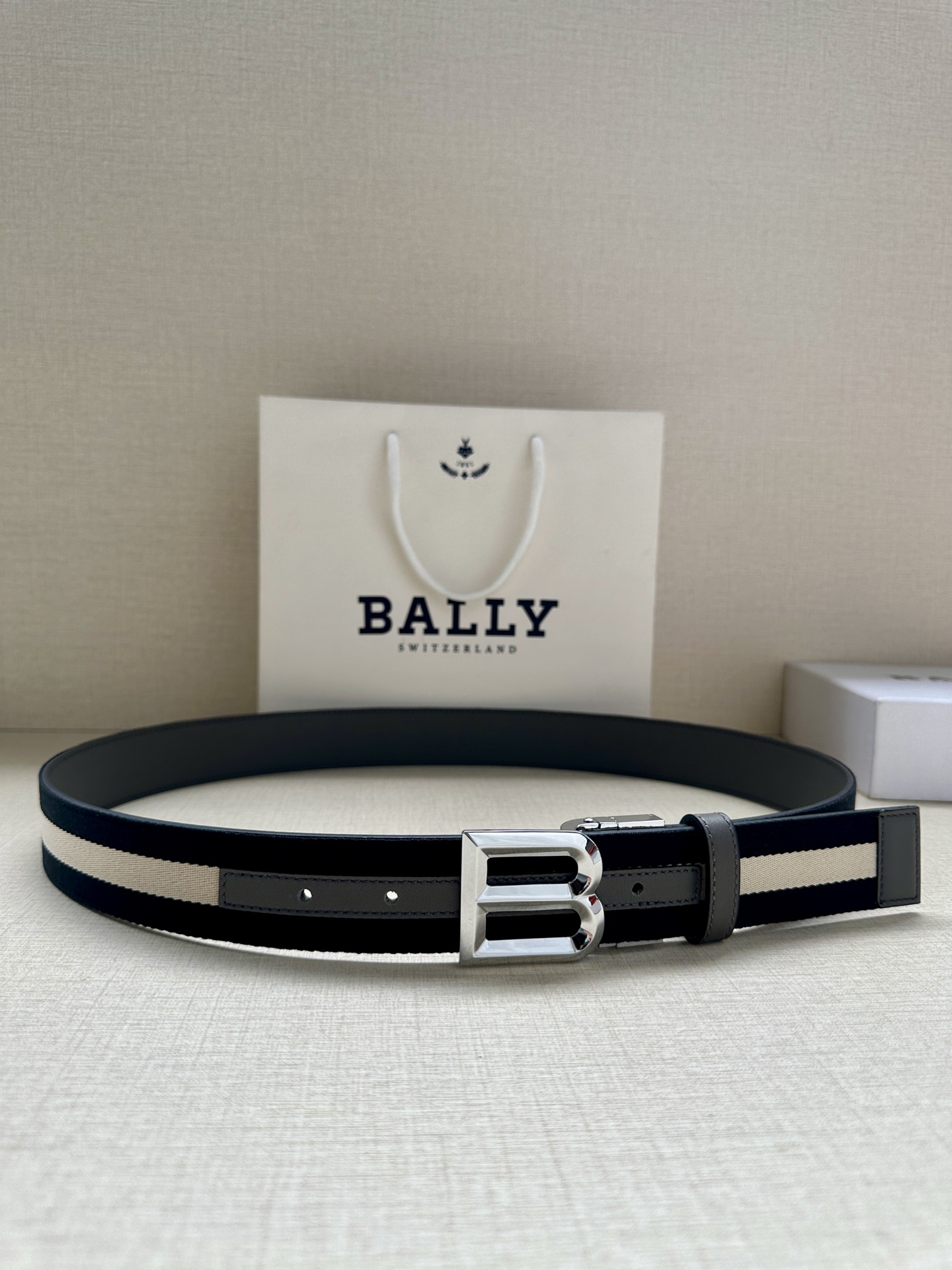 BALLY(巴利) 专柜同款 宽.这款选用面皮搭布条 反面进口牛皮精制而成 正面金属搭扣，简约百搭 可调式长度可轻松匹配完美尺寸 PZD