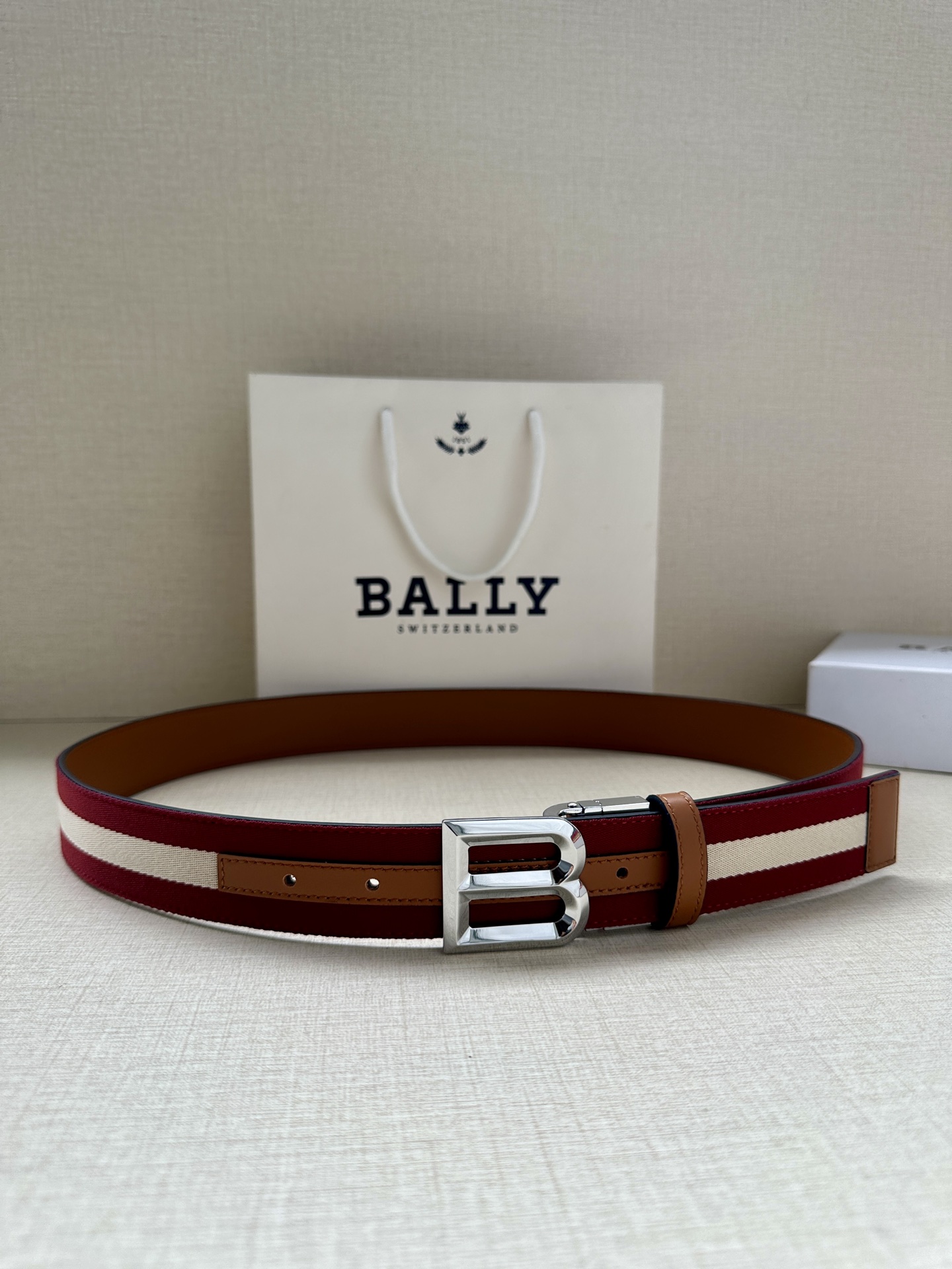 YJ【配包装】BALLY(巴利) 专柜同款 宽.这款选用面皮搭布条 反面进口牛皮精制而成 正面金属搭扣，简约百搭 可调式长度可轻松匹配完美