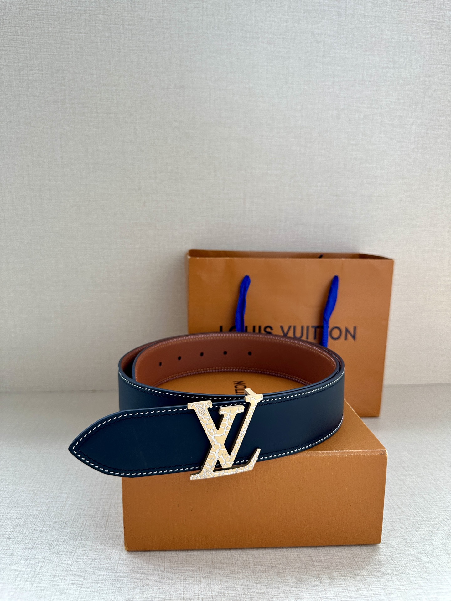 4.0宽 本款 LV Shield 双面腰带出自 字母与 Monogram 花卉