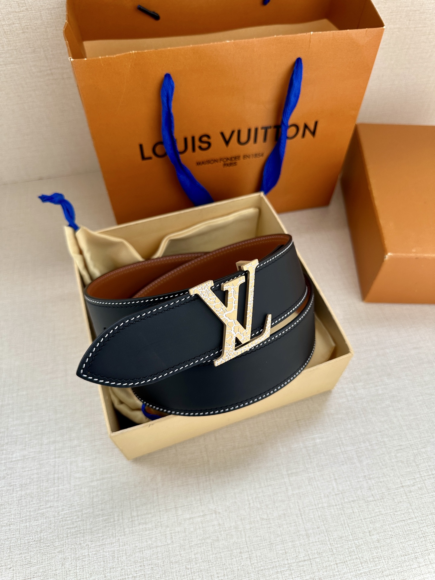 4.0宽 本款 LV Shield 双面腰带出自 字母与 Monogram 花卉