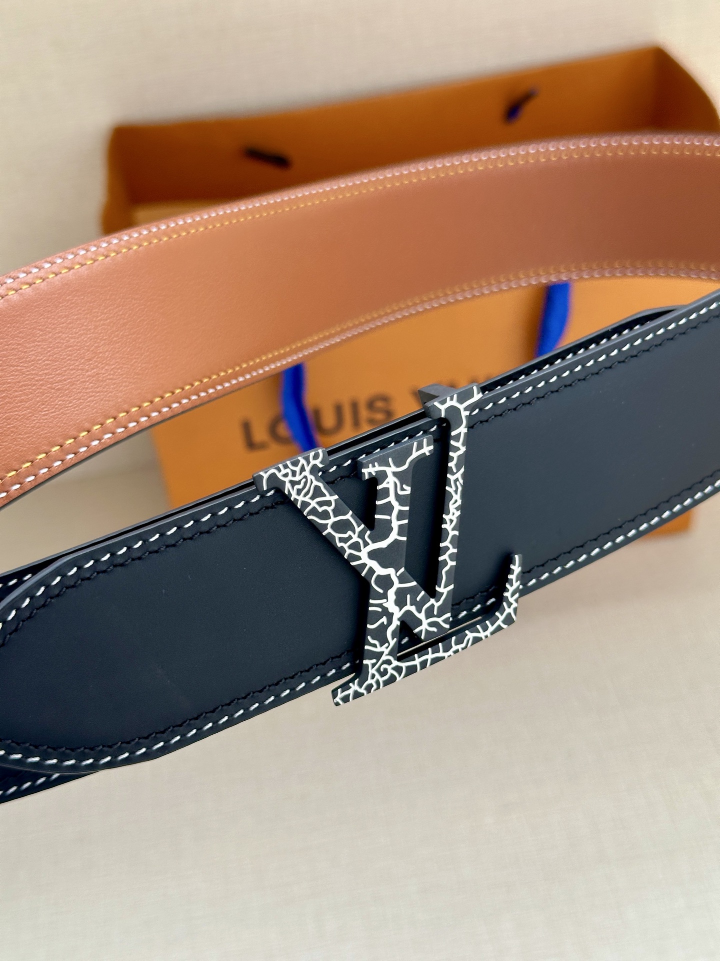 4.0宽 本款 LV Shield 双面腰带出自 字母与 Monogram 花卉