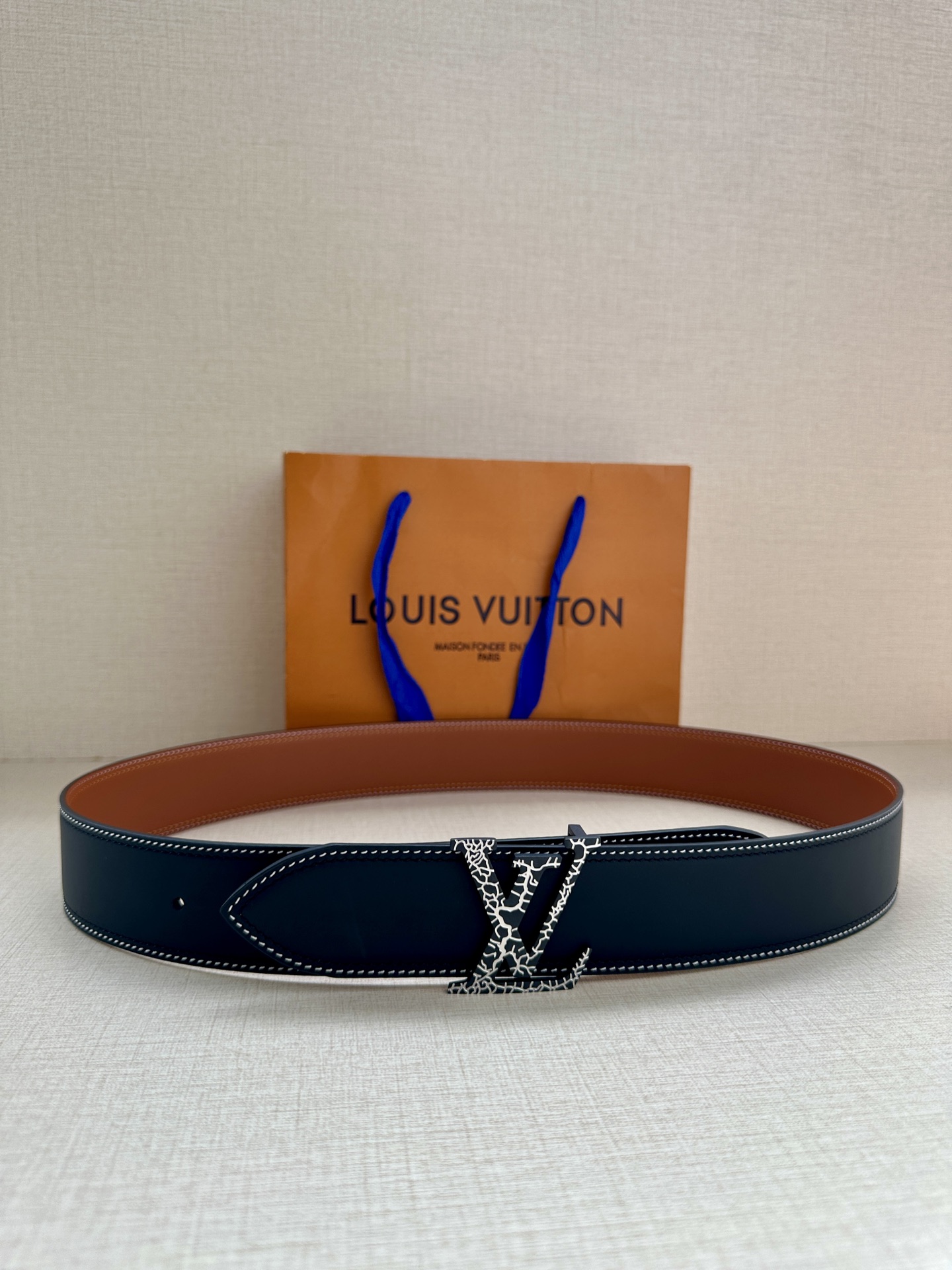 4.0宽 本款 LV Shield 双面腰带出自 字母与 Monogram 花卉