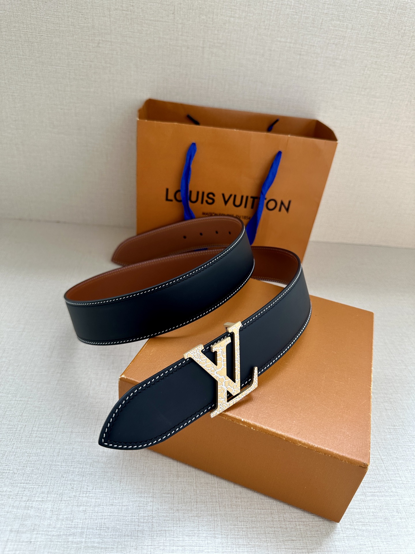 4.0宽 本款 LV Shield 双面腰带出自 字母与 Monogram 花卉