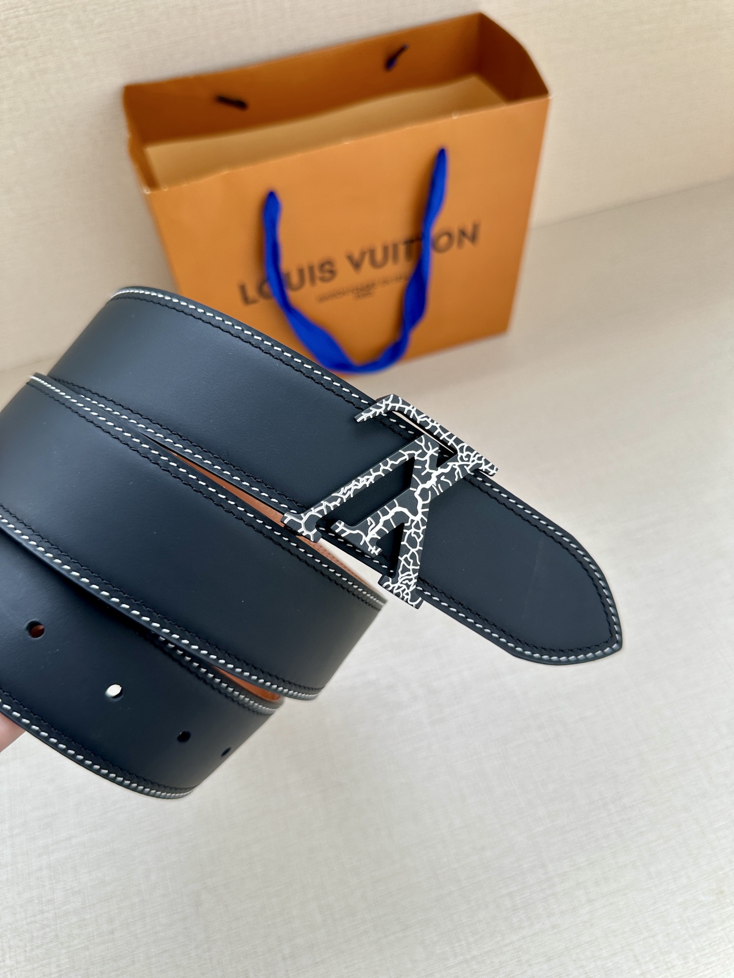 4.0宽 本款 LV Shield 双面腰带出自 字母与 Monogram 花卉