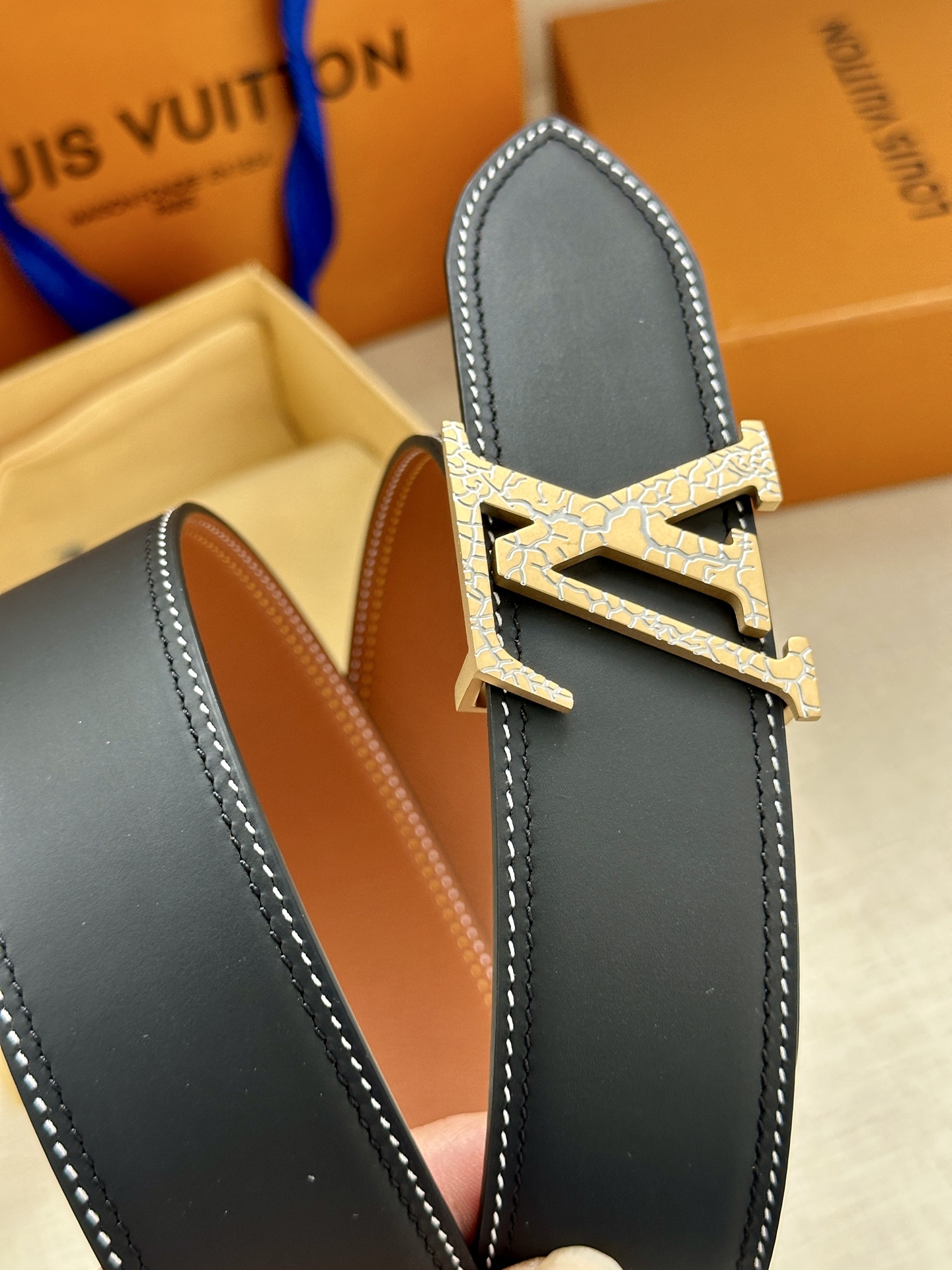 4.0宽 本款 LV Shield 双面腰带出自 字母与 Monogram 花卉