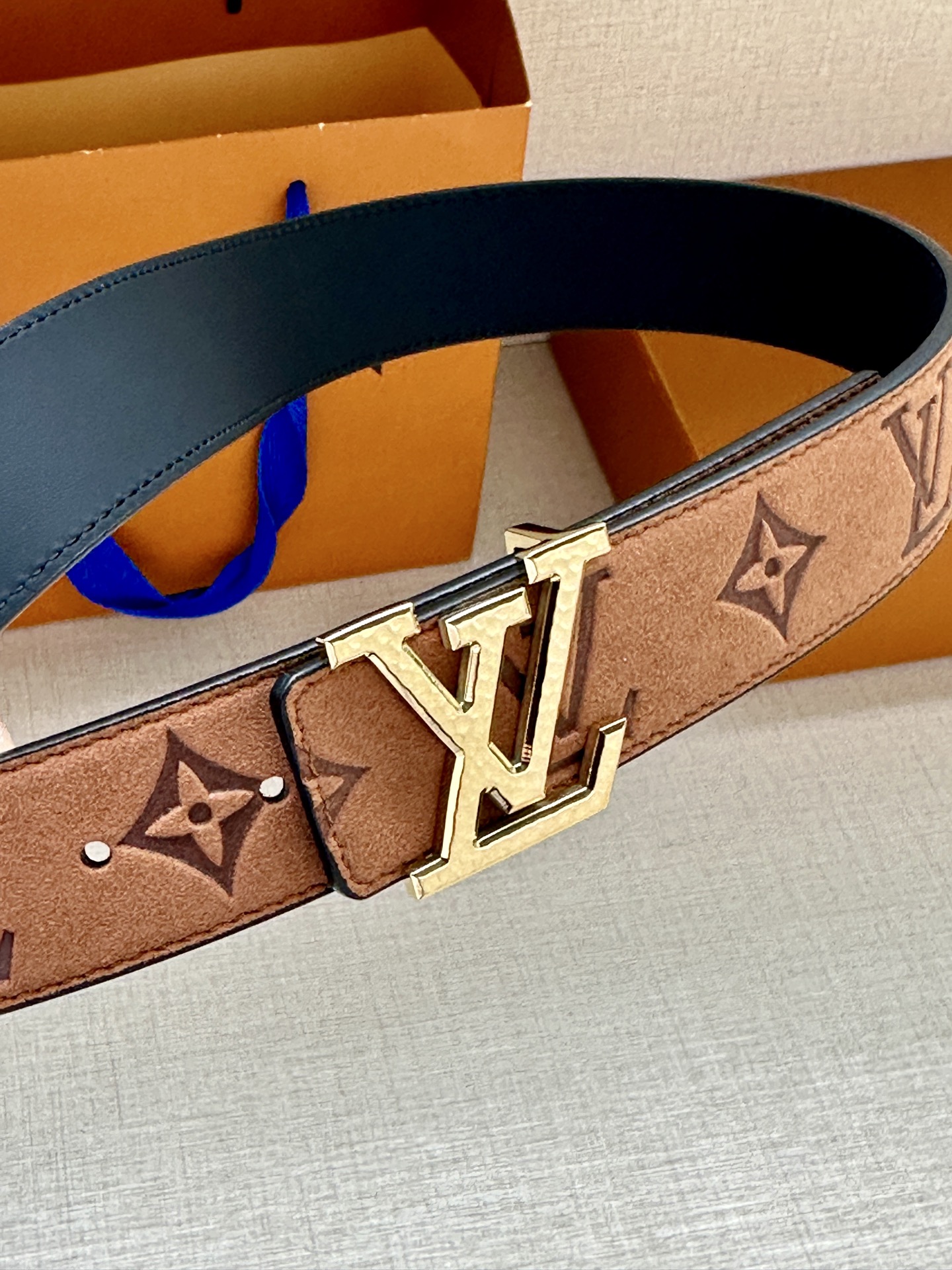 本款3.4宽 LV Initiales 双面腰带金属 LV 搭扣呈现做旧效果