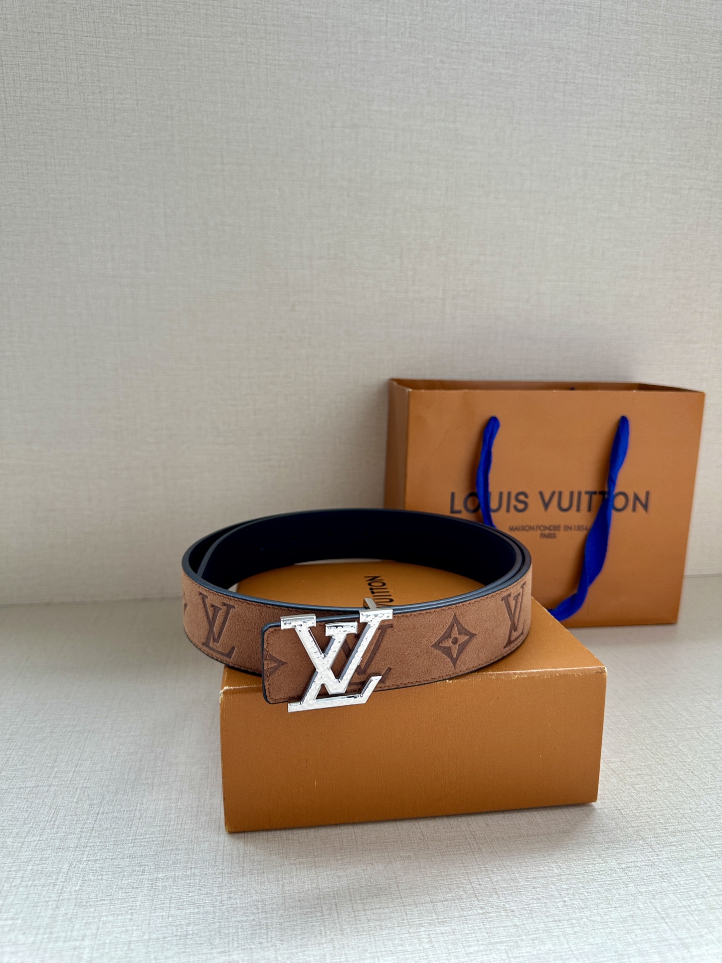 本款3.4宽 LV Initiales 双面腰带金属 LV 搭扣呈现做旧效果