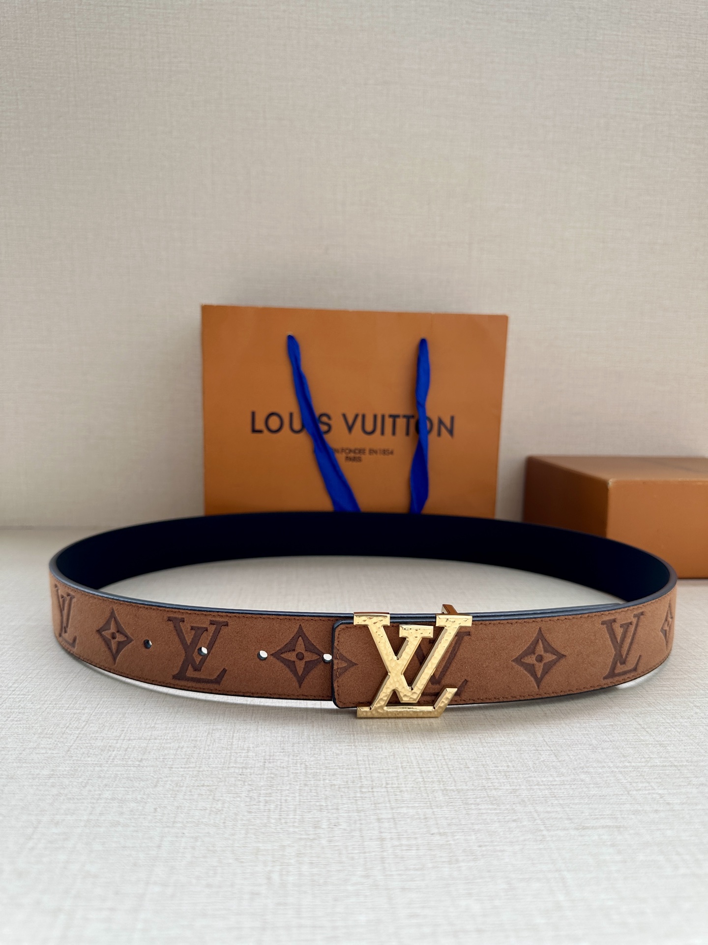 本款3.4宽 LV Initiales 双面腰带金属 LV 搭扣呈现做旧效果
