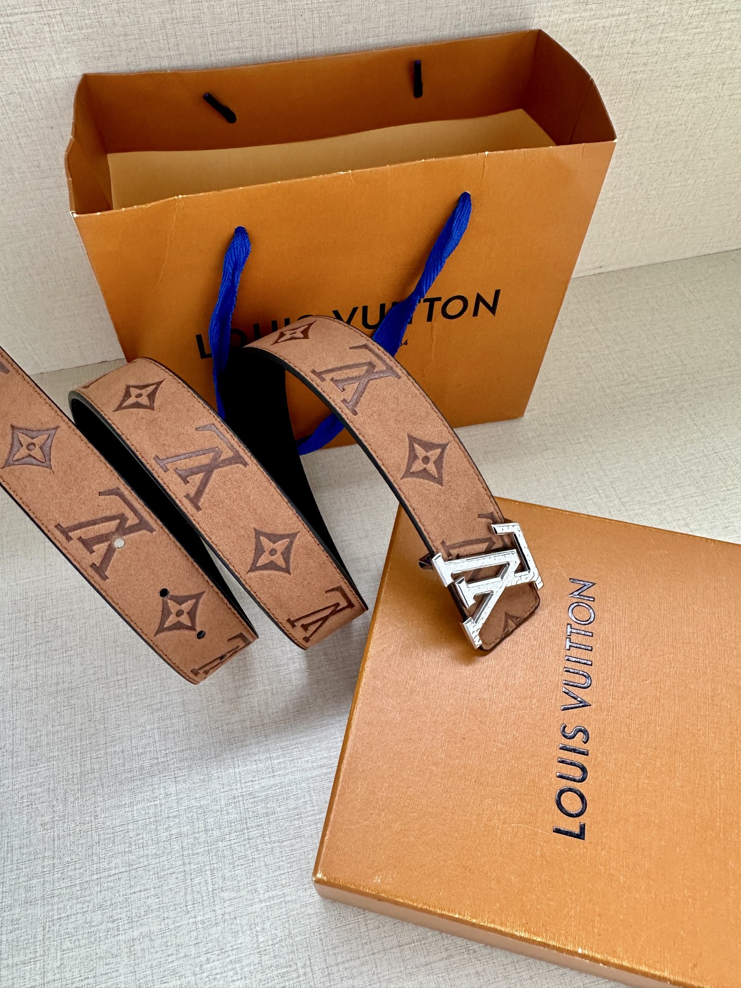 本款3.4宽 LV Initiales 双面腰带金属 LV 搭扣呈现做旧效果