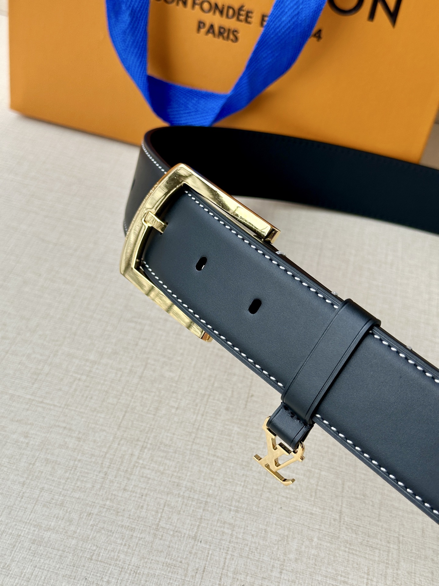 Louis Vuitton Lv3 4宽 Everyday Pin 腰带为光滑皮革融入路易威登铭纹黄铜搭扣