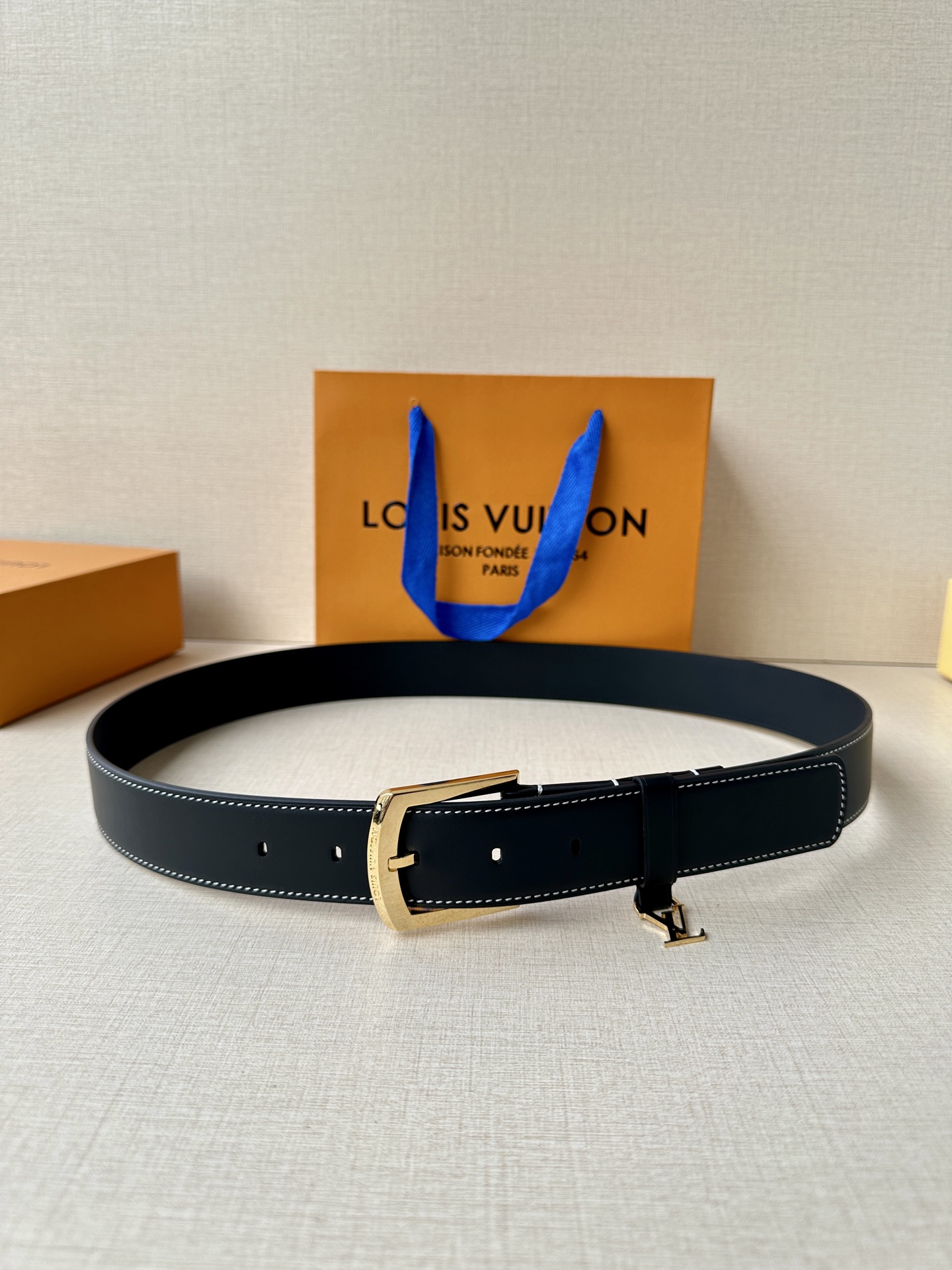 Louis Vuitton Lv3 4宽 Everyday Pin 腰带为光滑皮革融入路易威登铭纹黄铜搭扣