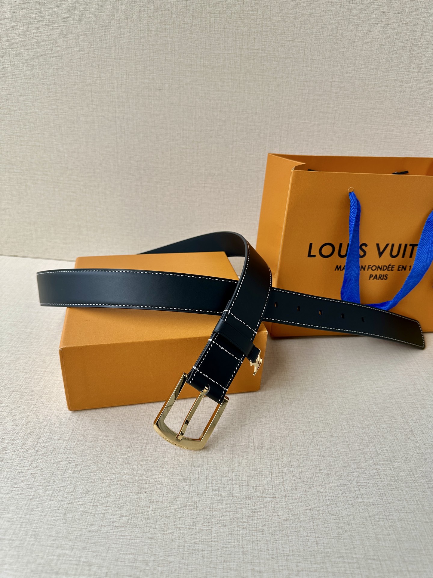 Louis Vuitton Lv3 4宽 Everyday Pin 腰带为光滑皮革融入路易威登铭纹黄铜搭扣
