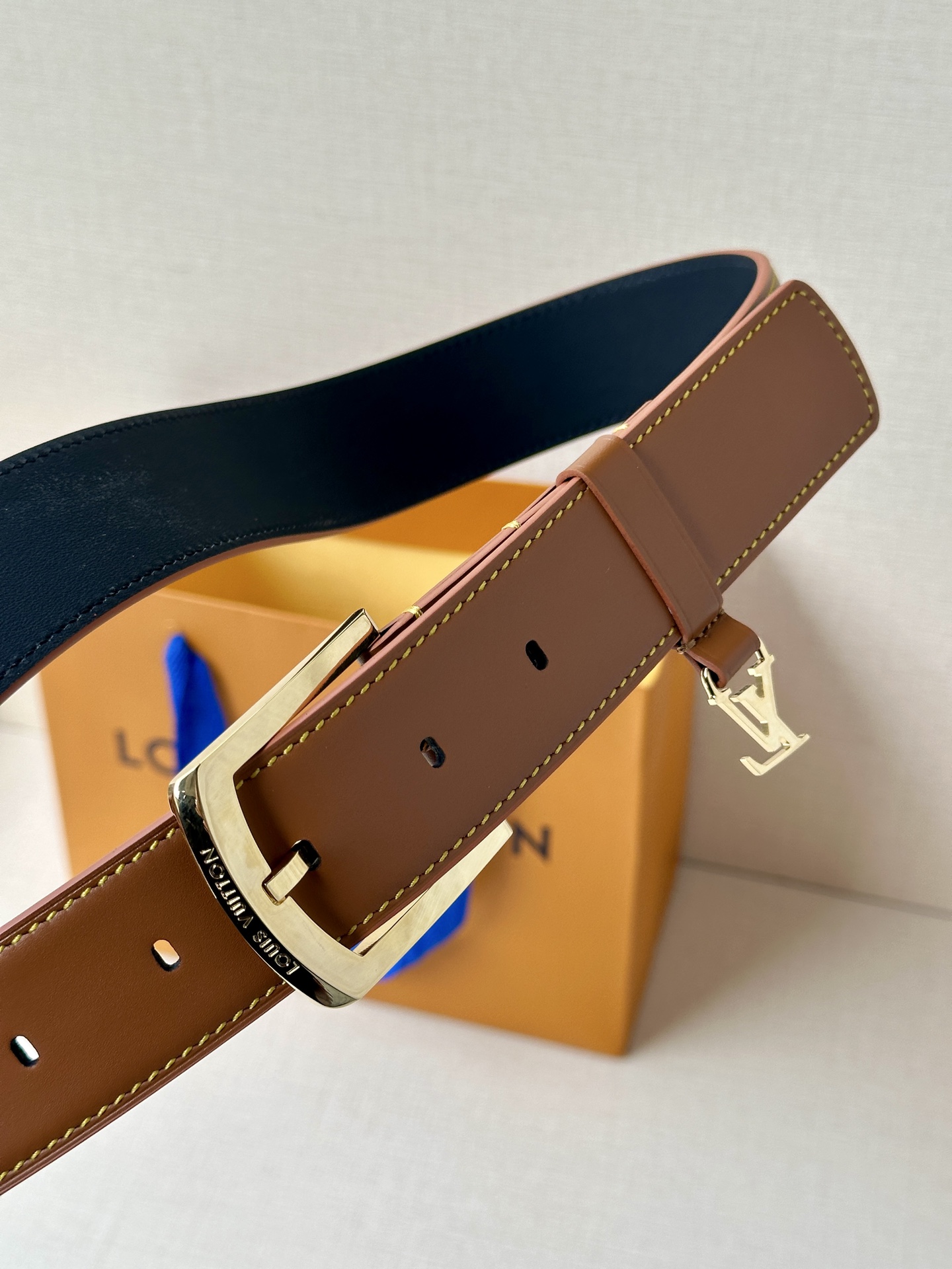Louis Vuitton Lv3 4宽 Everyday Pin 腰带为光滑皮革融入路易威登铭纹黄铜搭扣