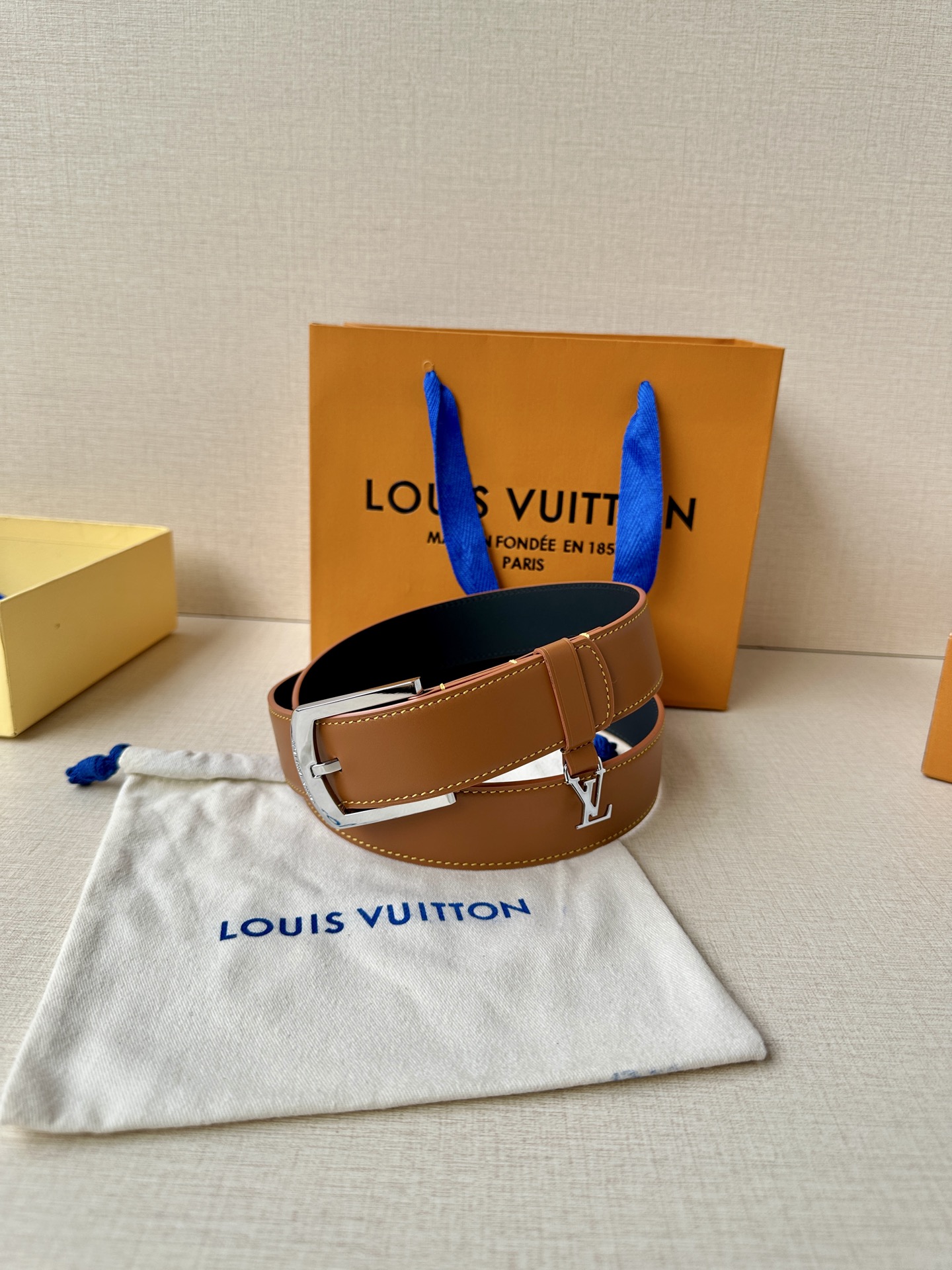 Louis Vuitton Lv3 4宽 Everyday Pin 腰带为光滑皮革融入路易威登铭纹黄铜搭扣